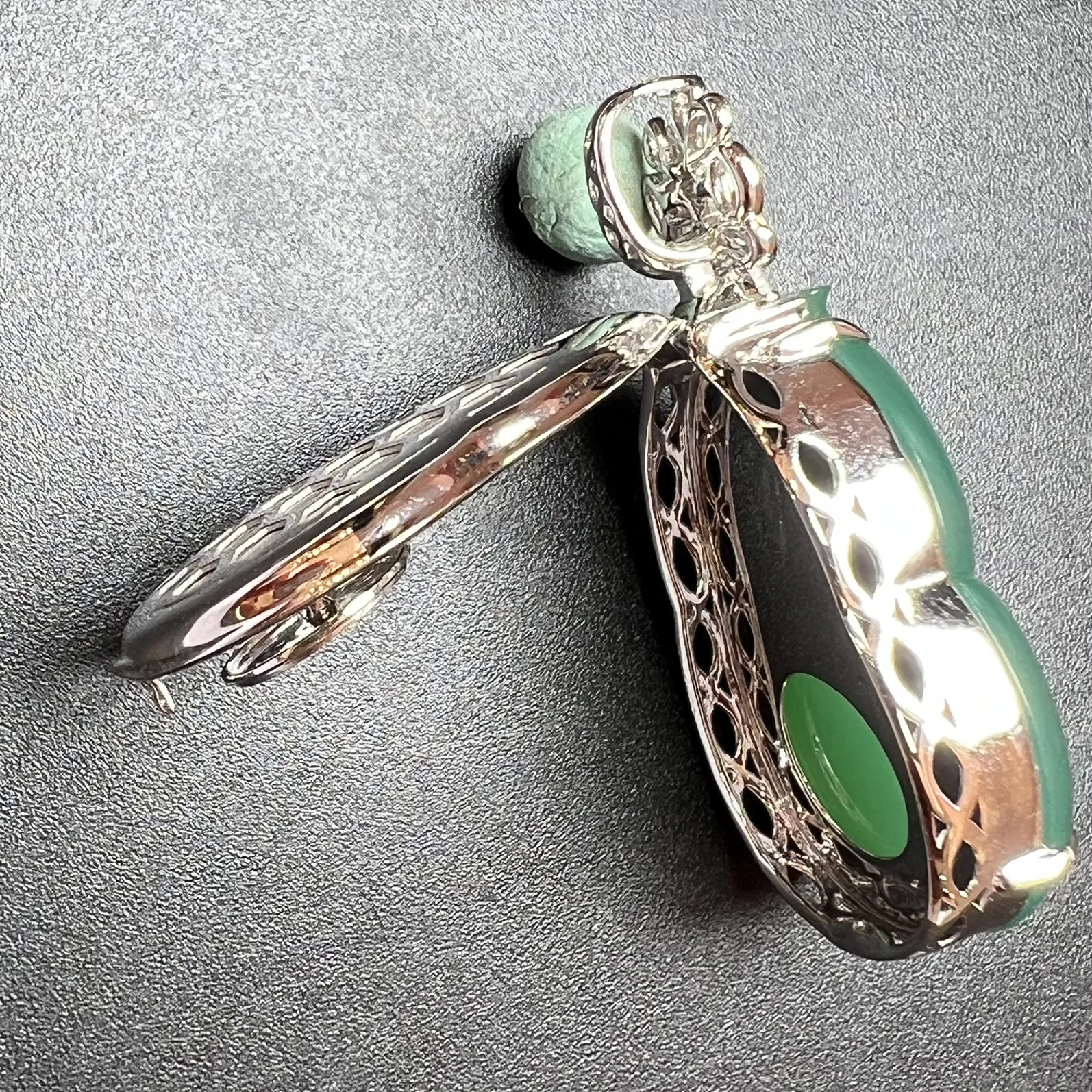 满色大葫芦底装干净，均匀起光，整体尺寸38.5*19.6*12.9 裸石尺寸28.2*19.6*8.255