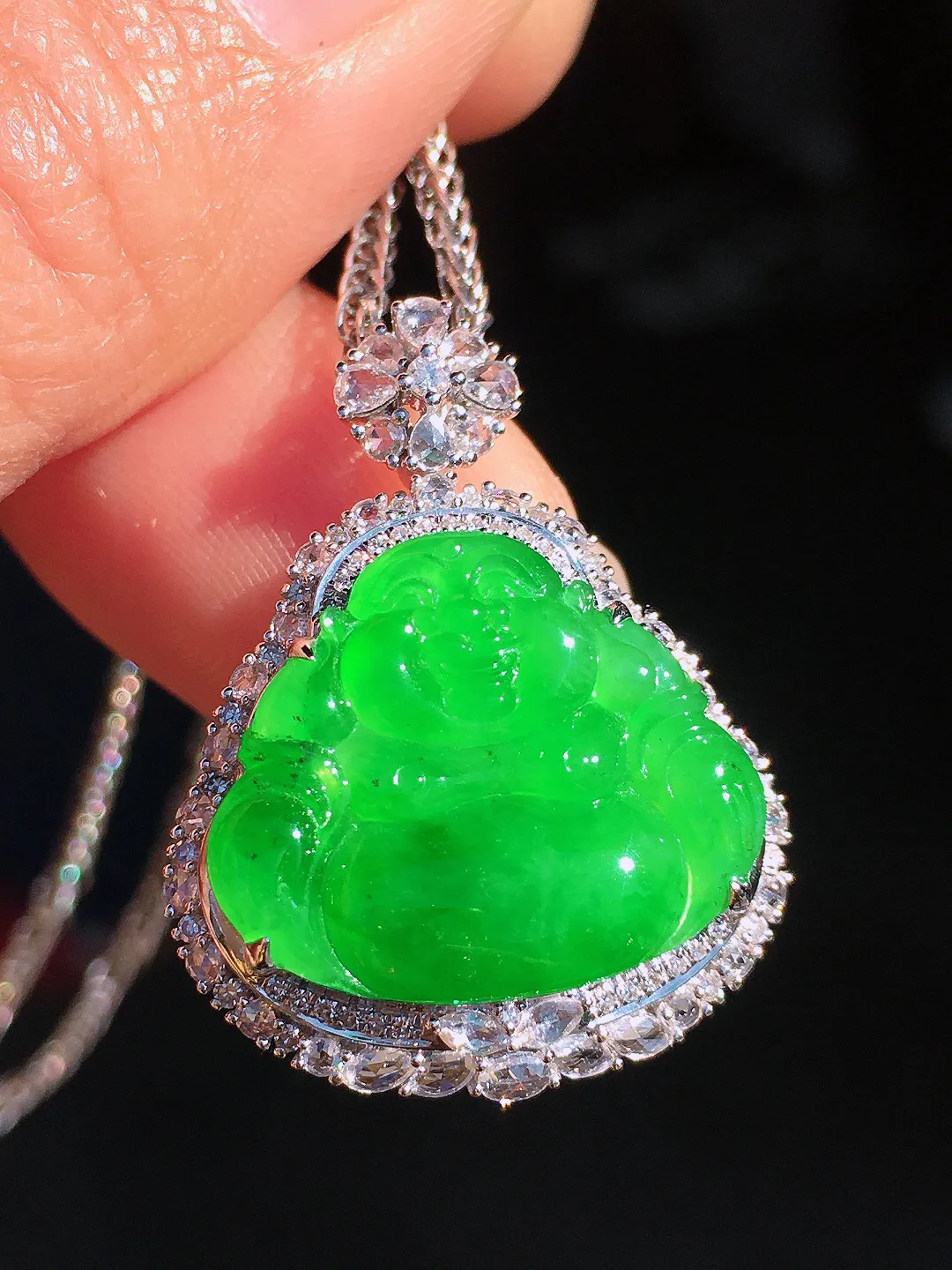 阳绿佛公吊坠，色泽均匀艳丽，玉质细腻，荧光感超
强，饱满圆润，尽显优雅气质，18k
金豪华镶嵌