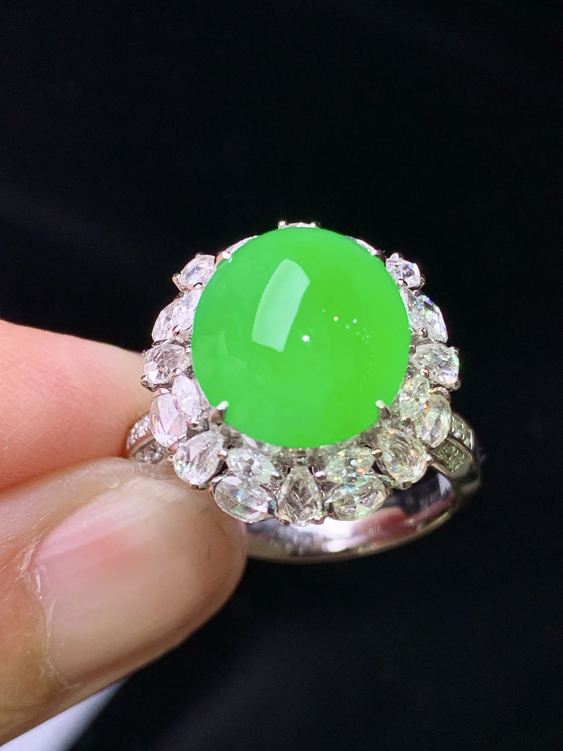 18k金钻镶嵌满绿蛋面戒指 玉质细腻 色泽艳丽清新 圈口14 整体尺寸17.2*16.1*13