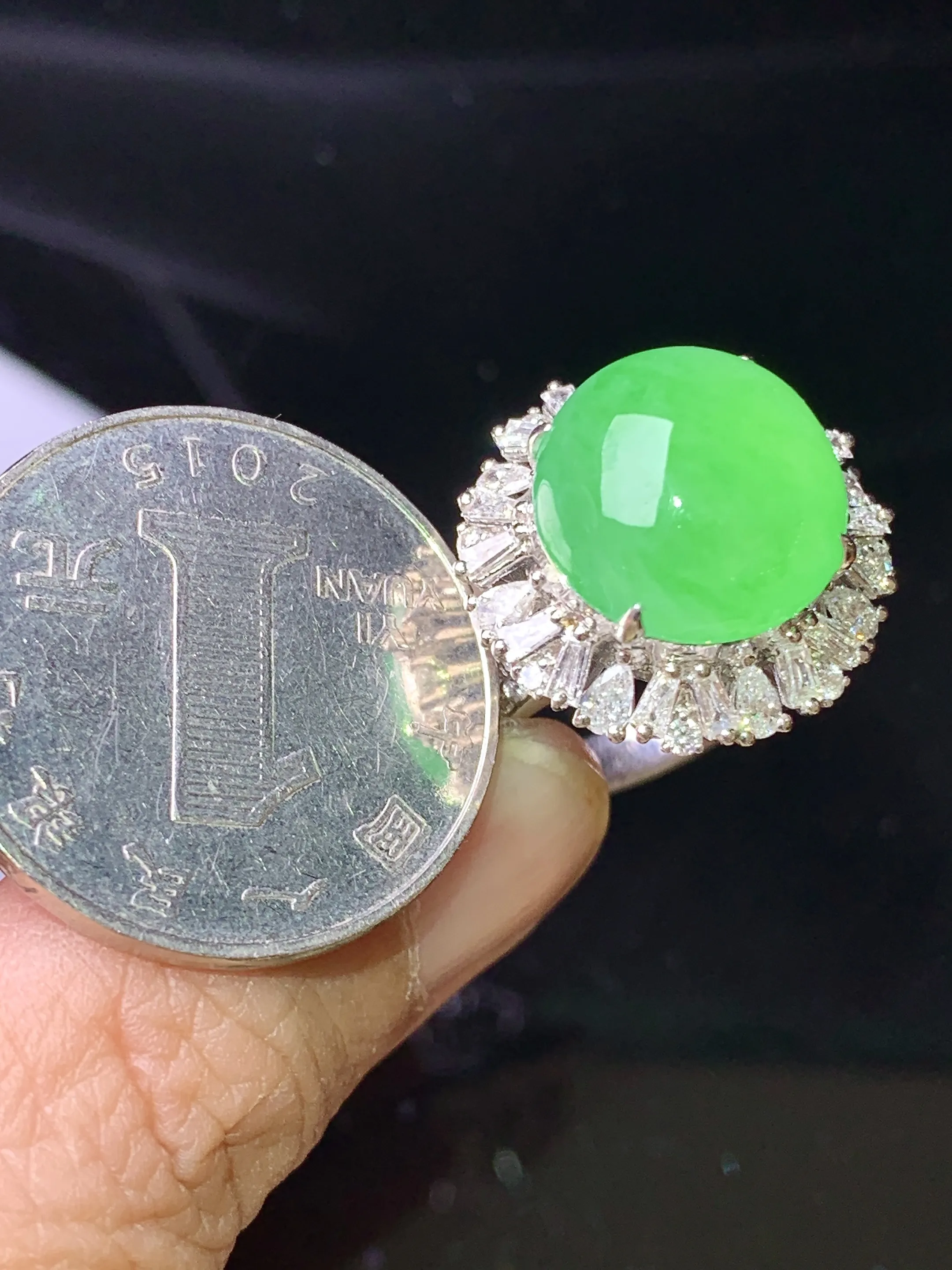 18k金钻镶嵌翠绿蛋面戒指 玉质细腻 色泽艳丽清新 圈口14 整体尺寸19.2*15