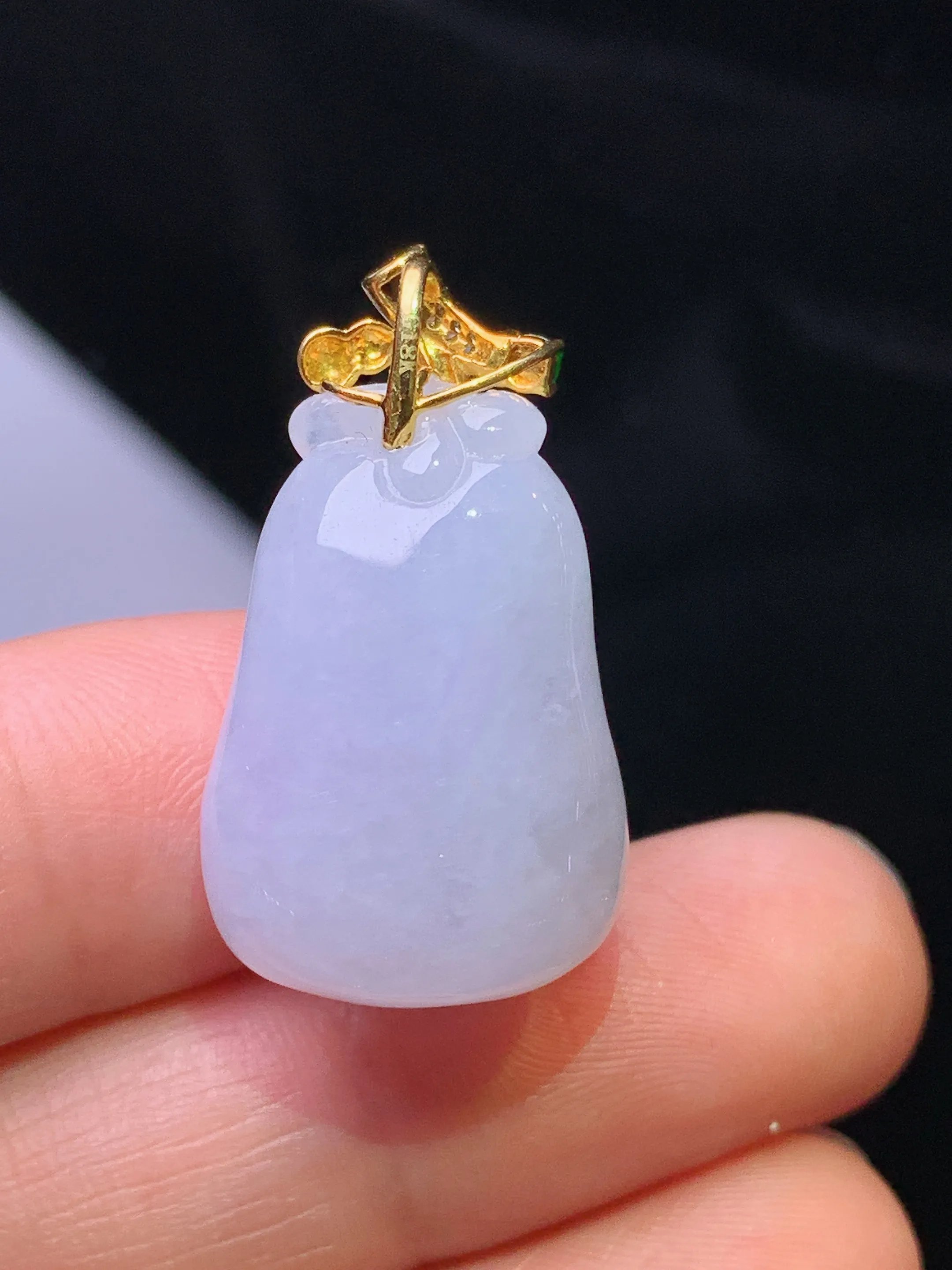 18k金钻镶嵌飘绿福瓜吊坠 玉质细腻 色泽艳丽清新 整体尺寸28.5*15.6*15