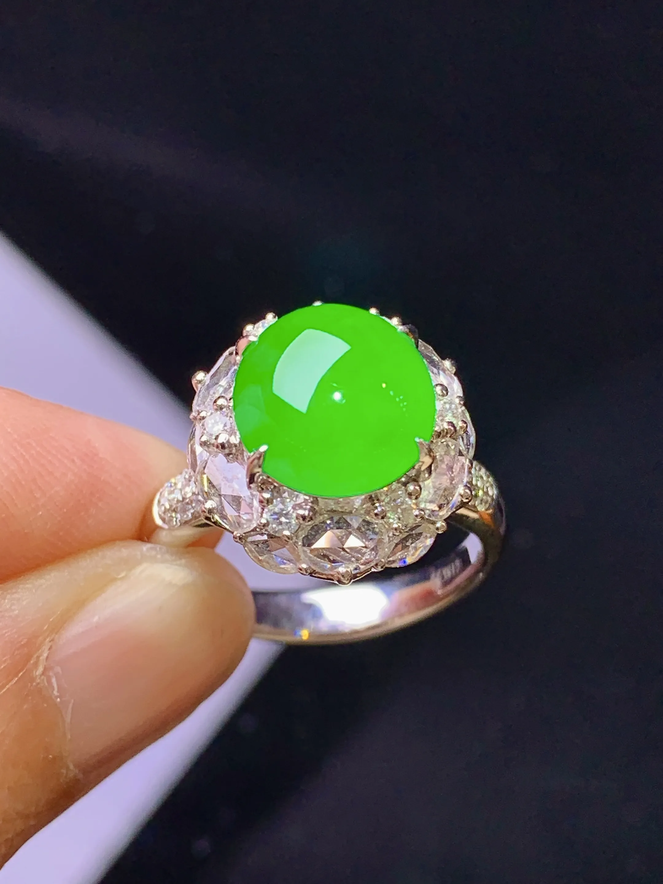 18k金钻镶嵌满绿蛋面戒指 玉质细腻 色泽艳丽清新 圈口14 整体尺寸15*14*12.3