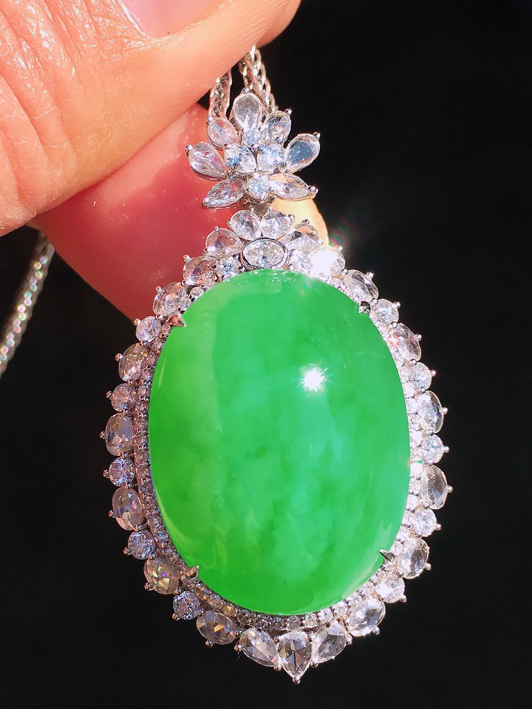 阳绿蛋面吊坠，色泽均匀艳丽，玉质细腻，荧光感超
强，饱满圆润，尽显优雅气质，18k
金豪华镶嵌