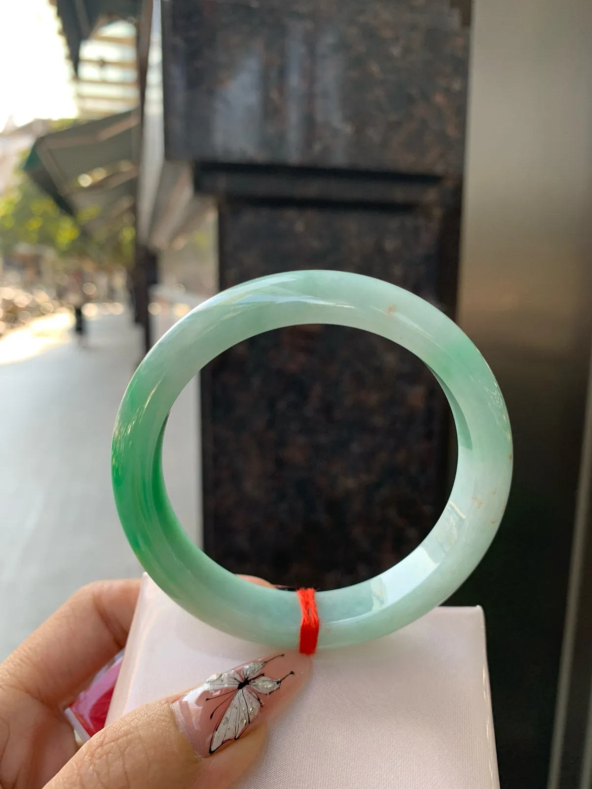 白底青正圈
59-8.2-12.2
打灯细纹，底妆水润细腻，洒金，半截甜阳翠色肆意流淌，娇艳欲滴，半山半水，宛如春日里的繁华盛景