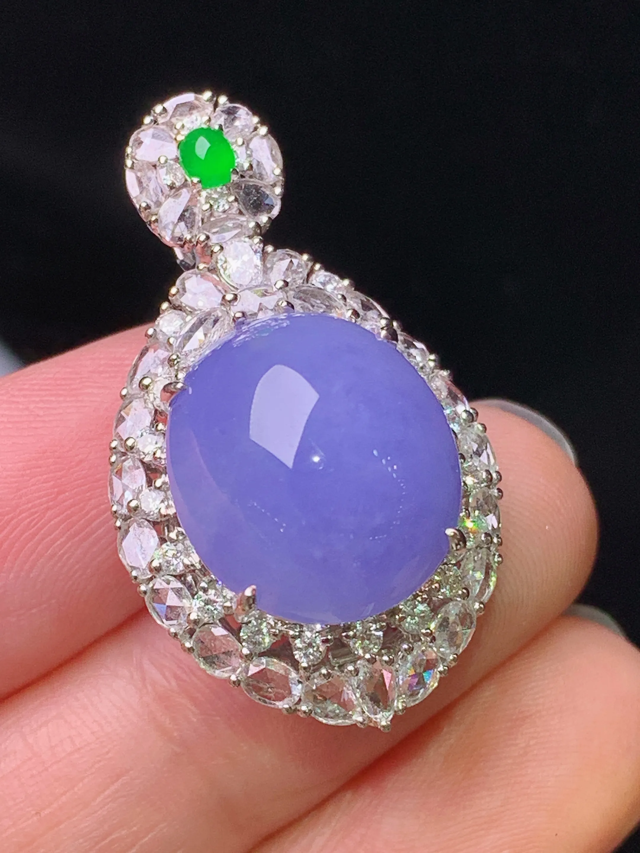 18k金钻镶嵌紫罗兰蛋面吊坠 玉质细腻 色泽艳丽清新 整体尺寸32.8*18.5*14.5