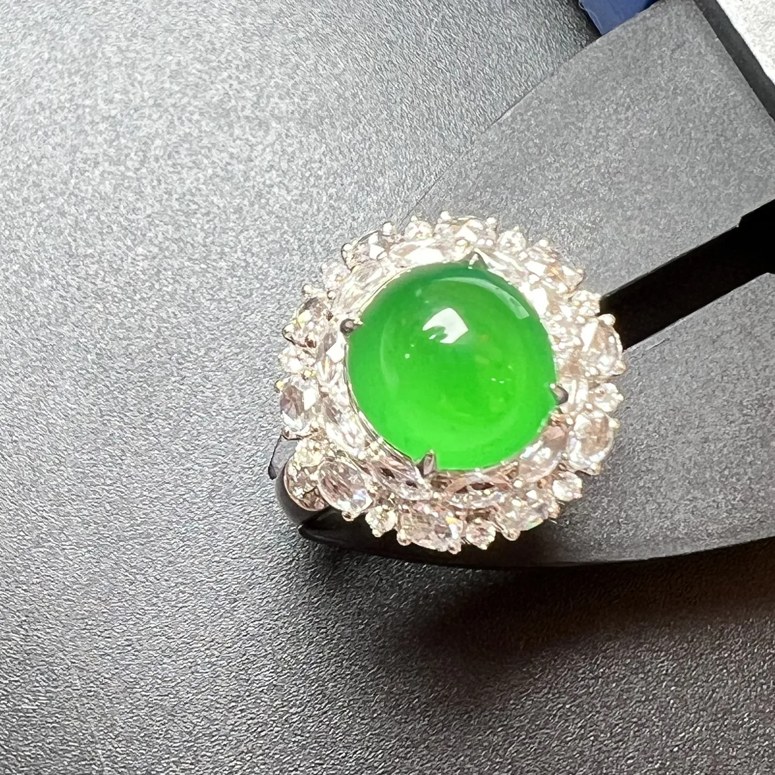 老坑辣绿戒指种起光，饱满，整体尺寸16.3*15.9*15.1裸石尺寸9.6*9*6.3