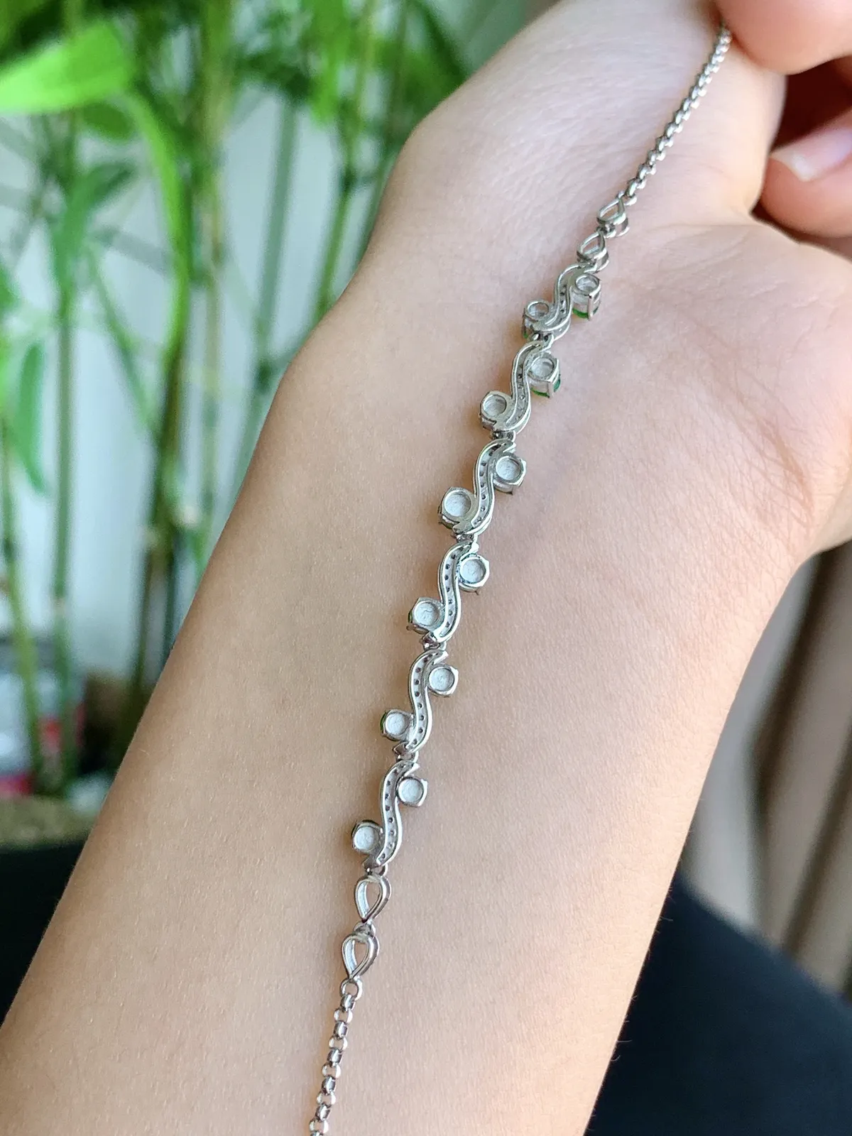 冰阳绿蛋面手链
18k金镶嵌 完美 性价比高  
裸石：2.4-1.7