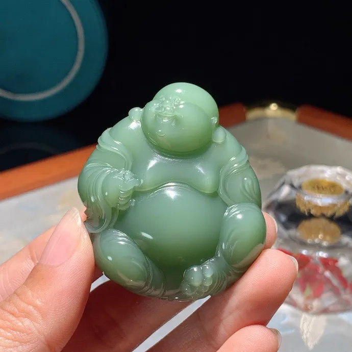 收藏级！和田玉粉青俄罗斯碧玉佛引福来把件 尺寸51/44/14重48克。无裂无杂无结构 玉质细腻油润。手推出油品相大气。250109