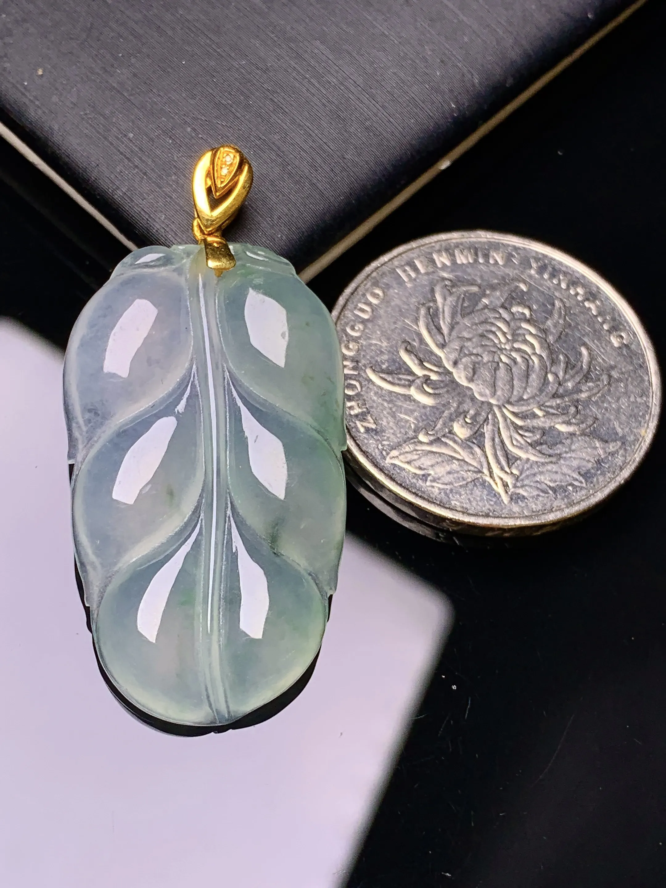 18k金镶嵌冰种树叶吊坠 玉质细腻 色泽艳丽清新 整体尺寸39.3*19*4