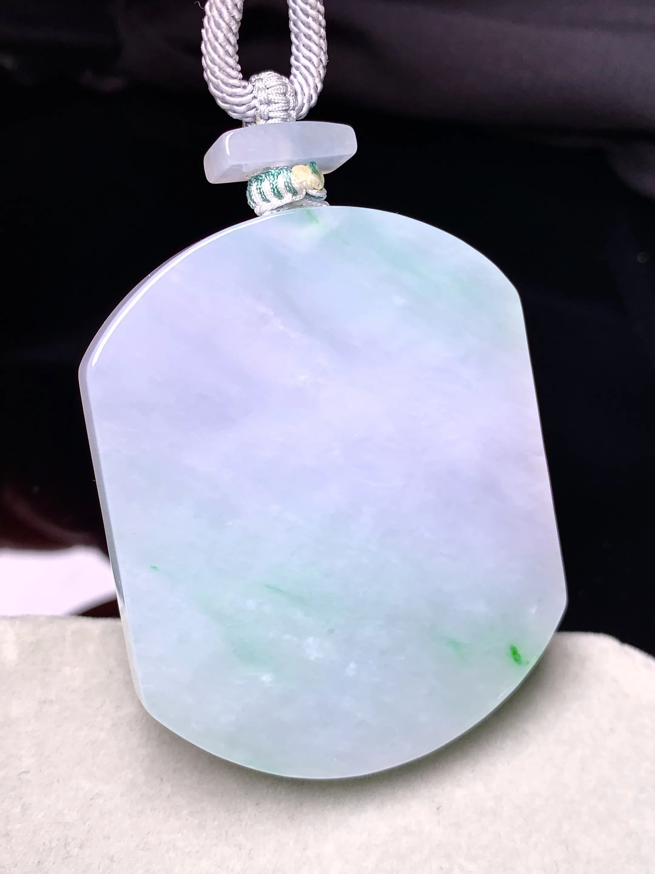 飘绿无事牌吊坠 玉质细腻 色泽艳丽清新 整体尺寸53.2*42.2*6.6