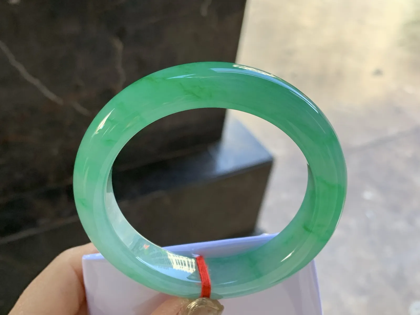 冰种飘色手镯
尺寸：57.6-13.5-10mm
有种有色 实物漂亮有品质