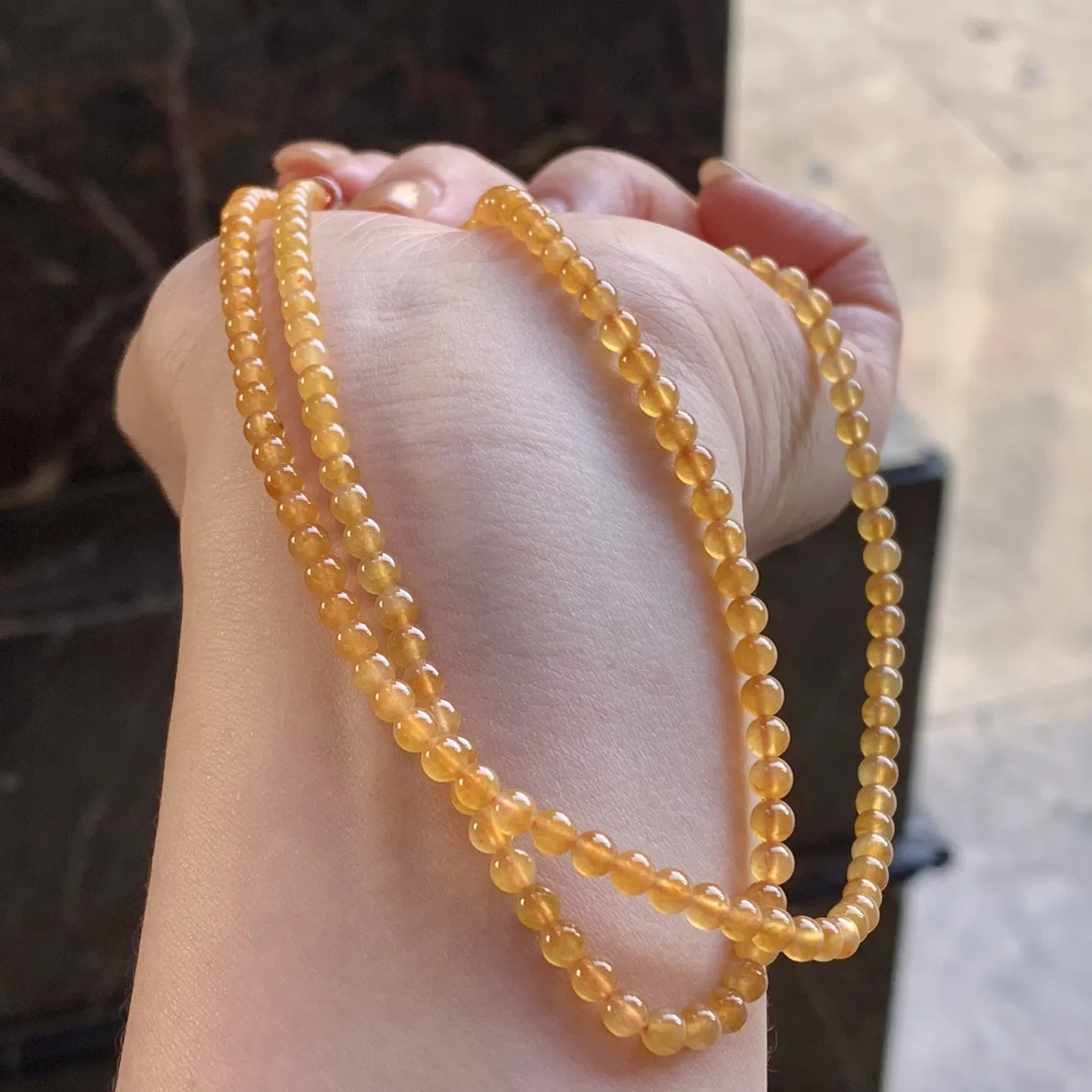 冰黄珠链
颜色鲜艳