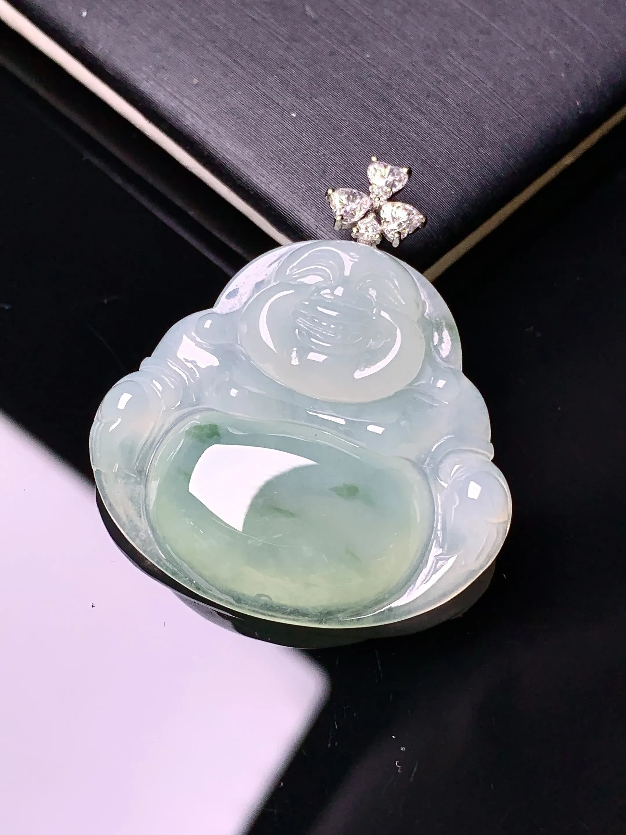 18k金莫桑钻镶嵌飘绿佛公吊坠 玉质细腻 色泽艳丽清新 整体尺寸34.6*30*5.7