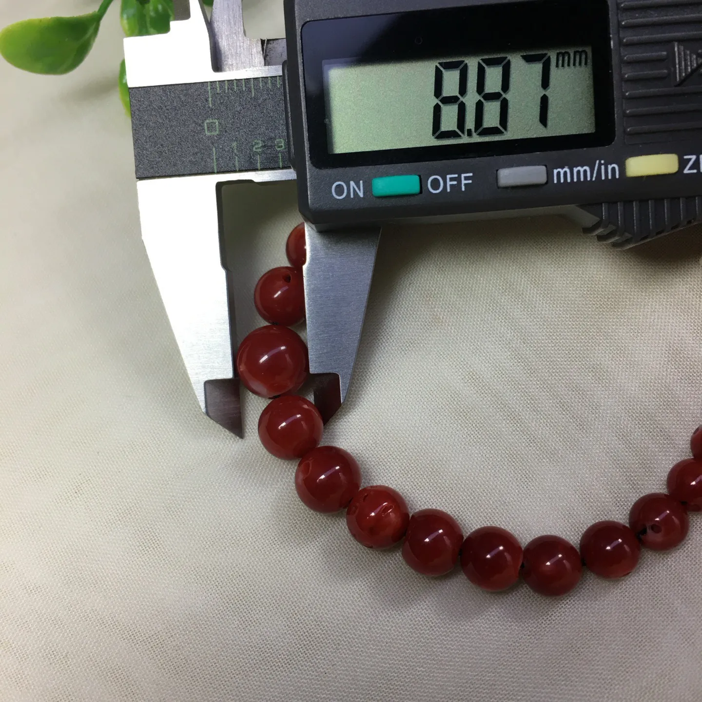 【天然日本阿卡牛血红珊瑚8.87mm圆珠单手链】难得高瓷度，日本产地，阿卡材料，整条有虫眼少白芯的阿卡圆珠。整条牛血红颜色，珠子直径8.87-5.72mm，每颗珠子均为天然的珊瑚，珊瑚自古就为佛教珍宝，深海千年有机宝石！收藏价值高、可传承重量为10.32克！实物漂亮！