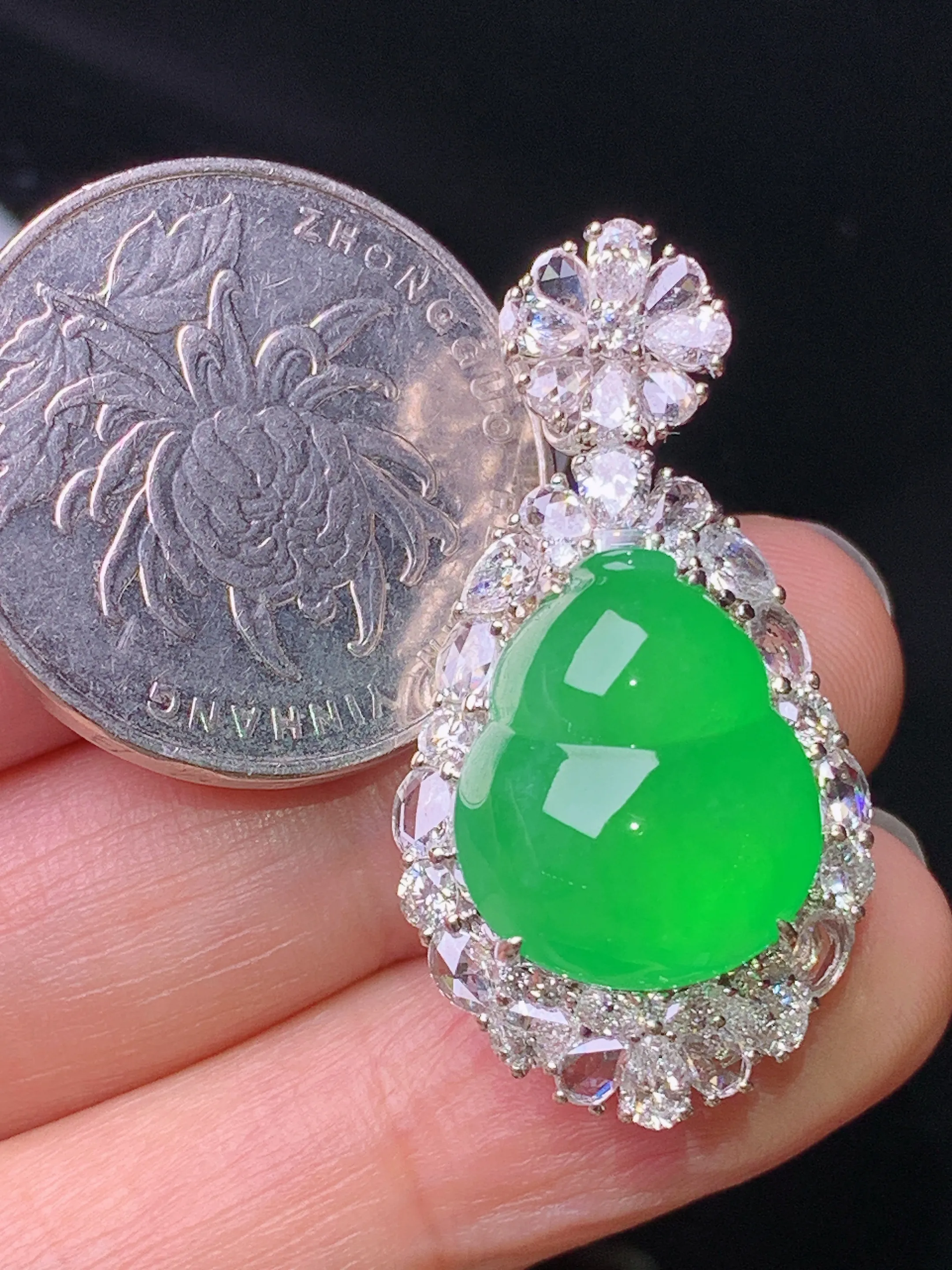 18k金钻镶嵌满绿葫芦吊坠 玉质细腻 色泽艳丽清新 整体尺寸34.2*18*13