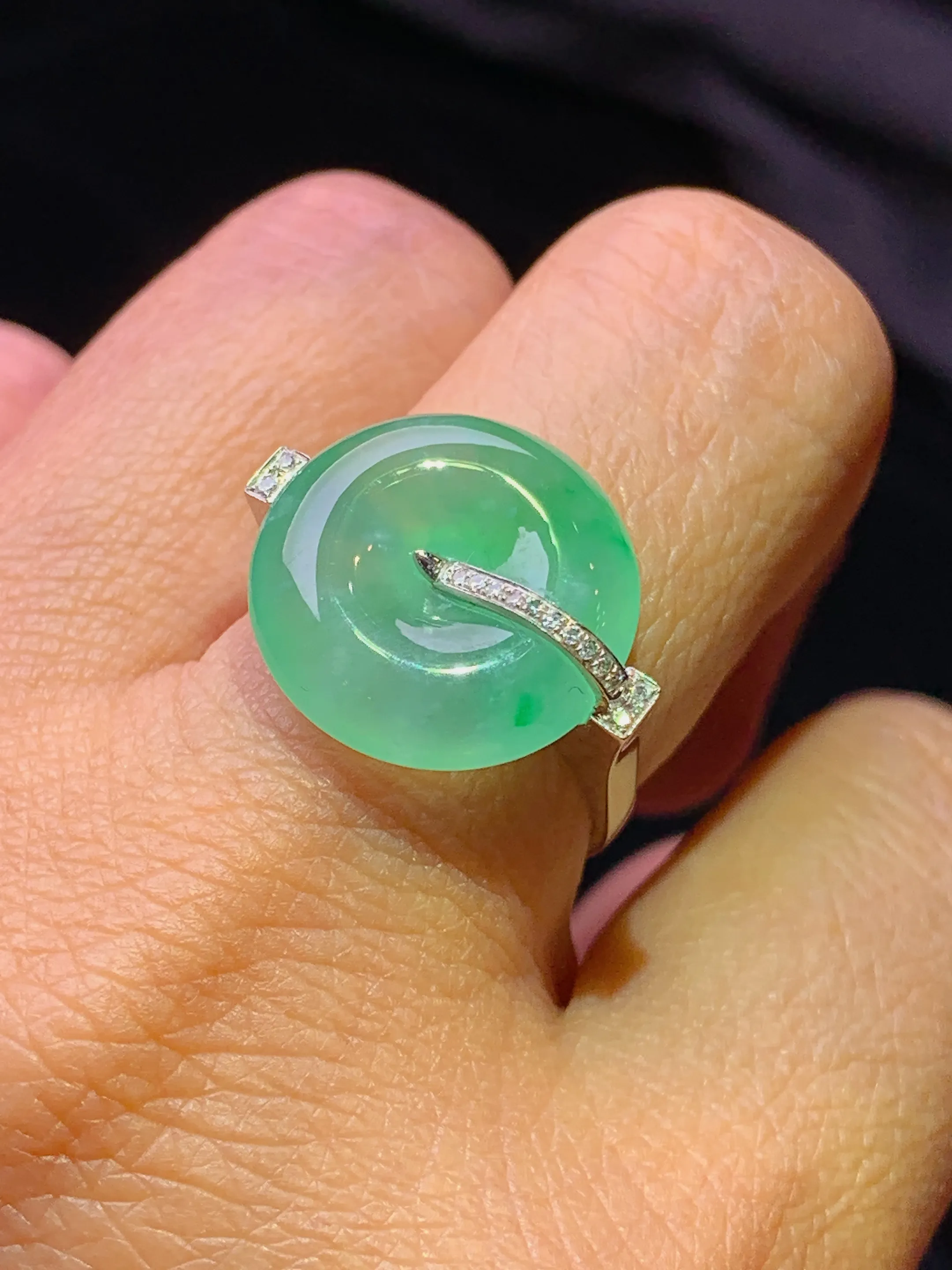 18k金钻镶嵌翠绿平安扣戒指 玉质细腻 色泽艳丽清新 圈口14.5 整体尺寸15.8*5.2
