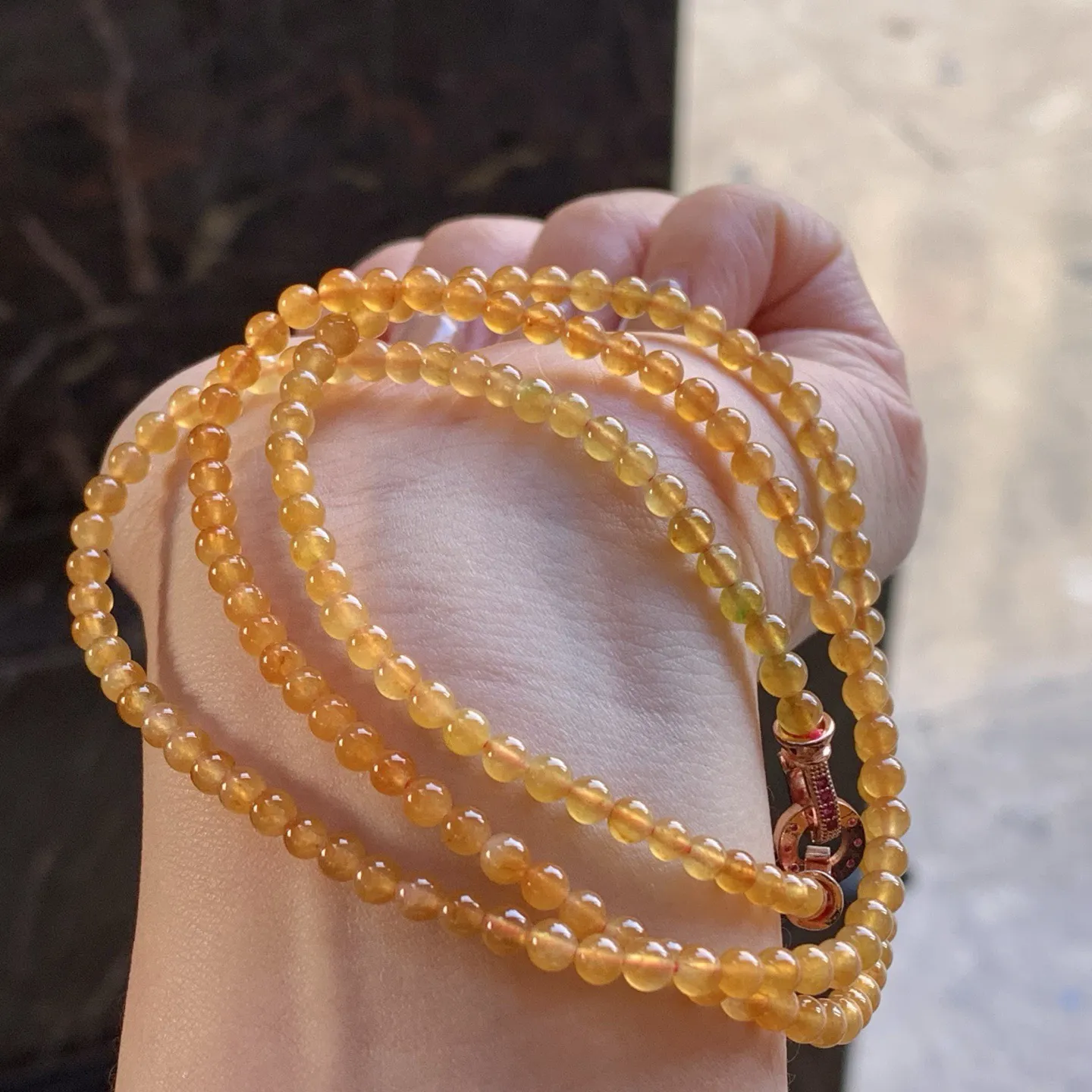 冰黄珠链
颜色鲜艳