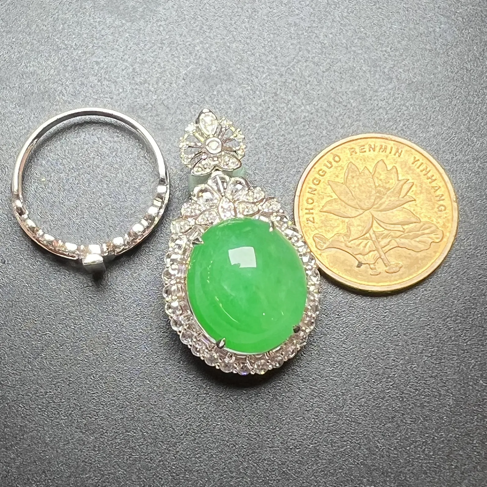 满绿双用款戒指+坠种好饱满，整体尺寸32.1*18.8*16.7 祼石尺寸15.5*13.5*6.5
