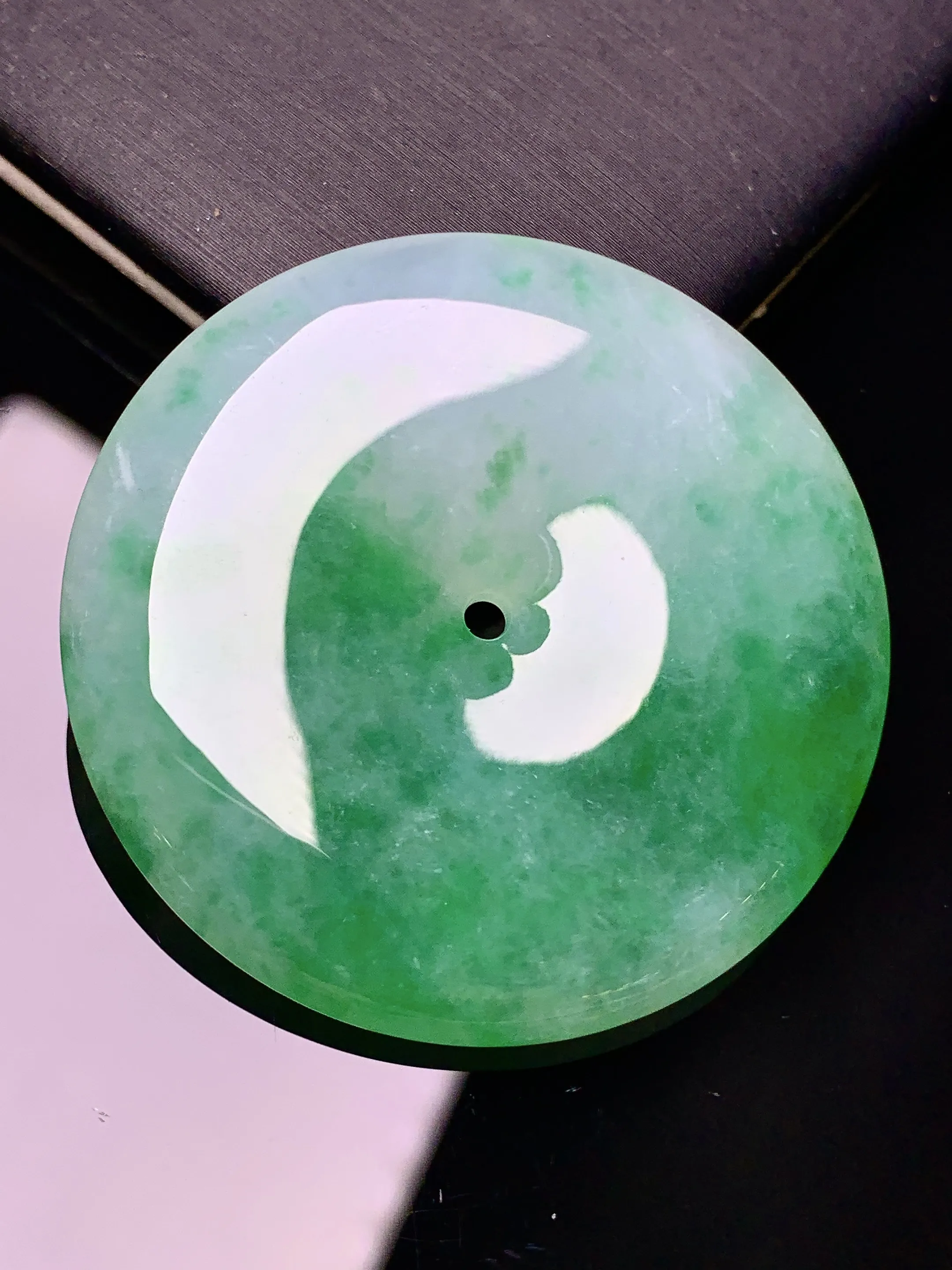 飘绿平安扣吊坠 玉质细腻 色泽艳丽清新 整体尺寸40.2*6.5