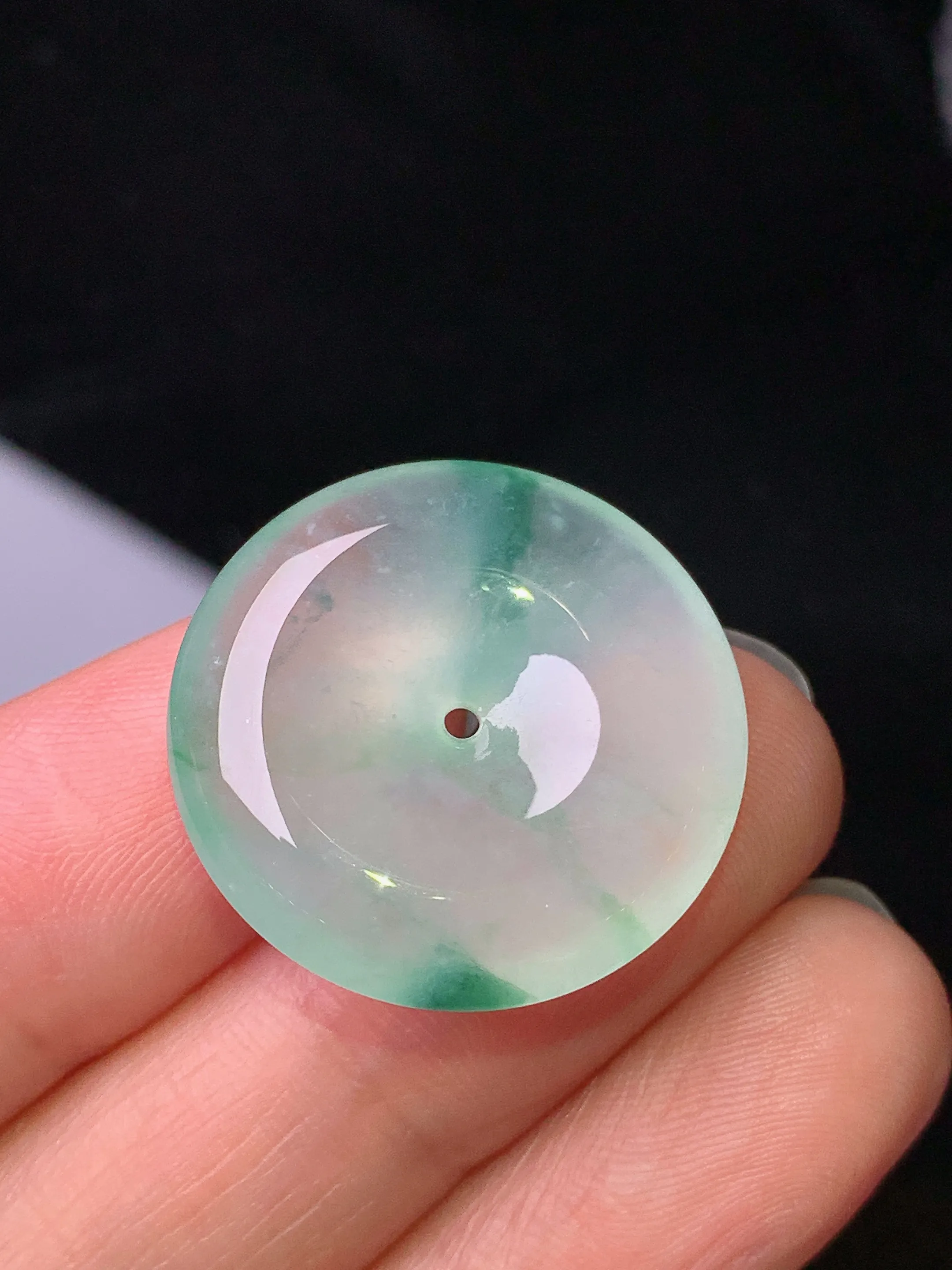 冰种飘绿平安扣吊坠 玉质细腻 色泽艳丽清新 整体尺寸23.2*6