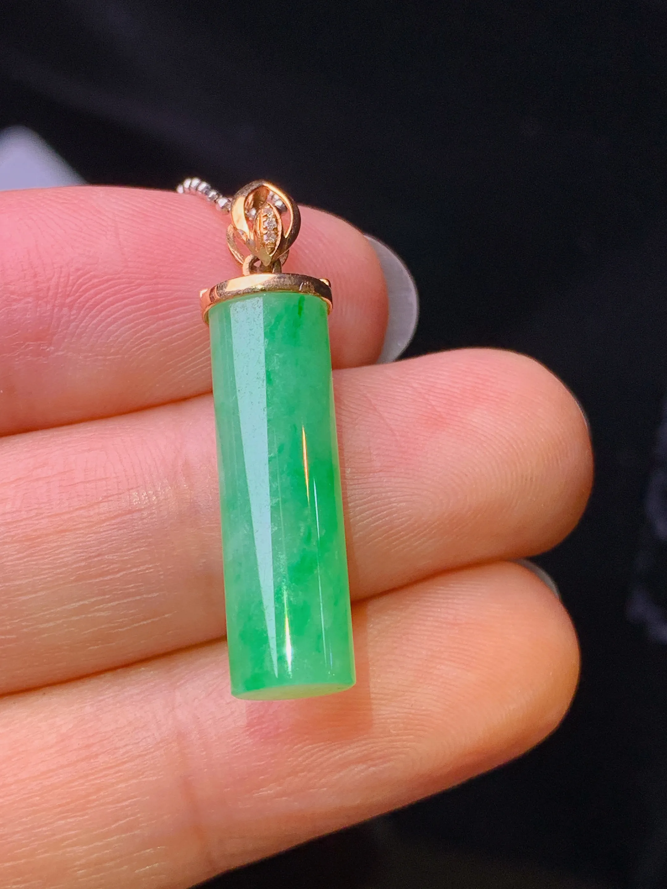 18k金镶嵌翠绿玉柱吊坠 玉质细腻 色泽艳丽清新 整体尺寸28.6*6.6*5.5