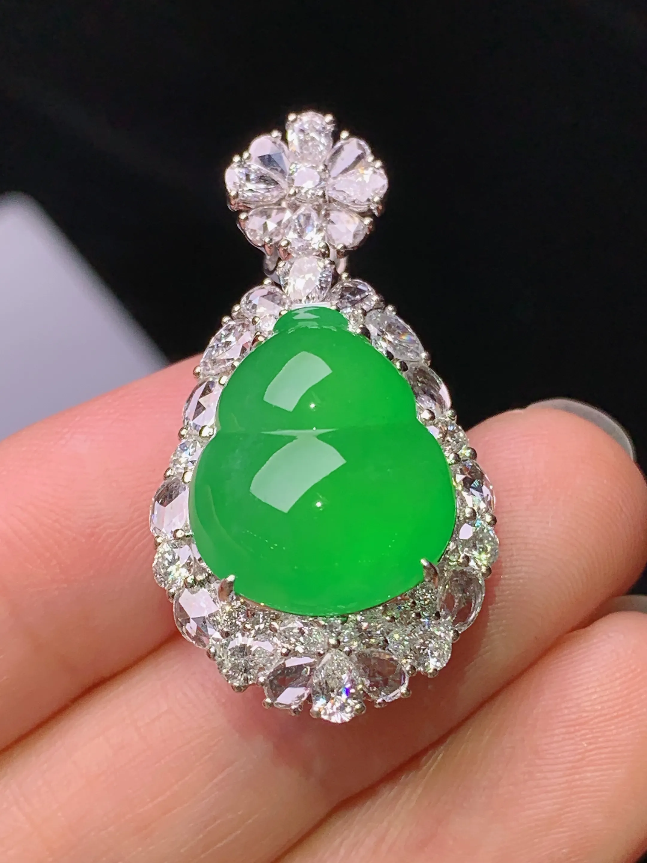 18k金钻镶嵌满绿葫芦吊坠 玉质细腻 色泽艳丽清新 整体尺寸34.2*18*13