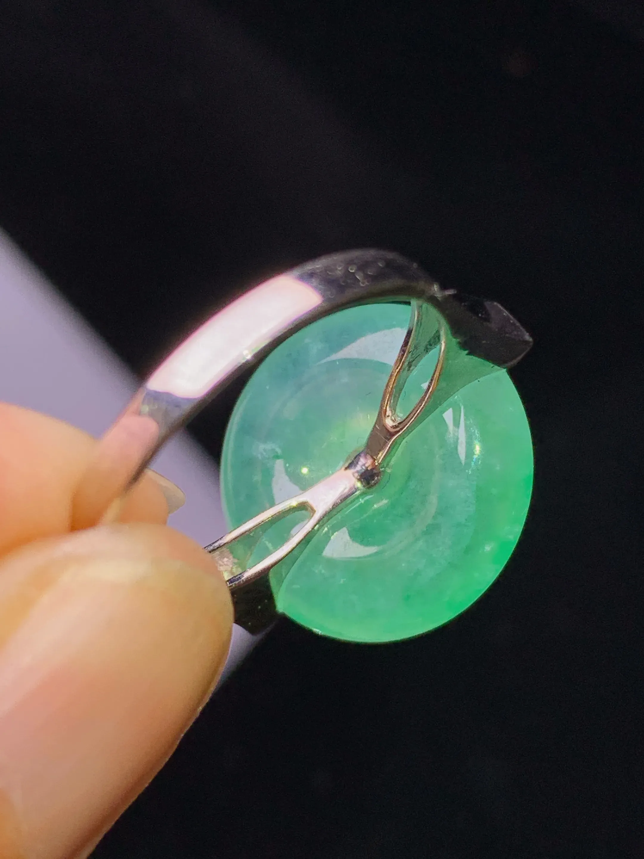 18k金钻镶嵌翠绿平安扣戒指 玉质细腻 色泽艳丽清新 圈口14.5 整体尺寸15.8*5.2