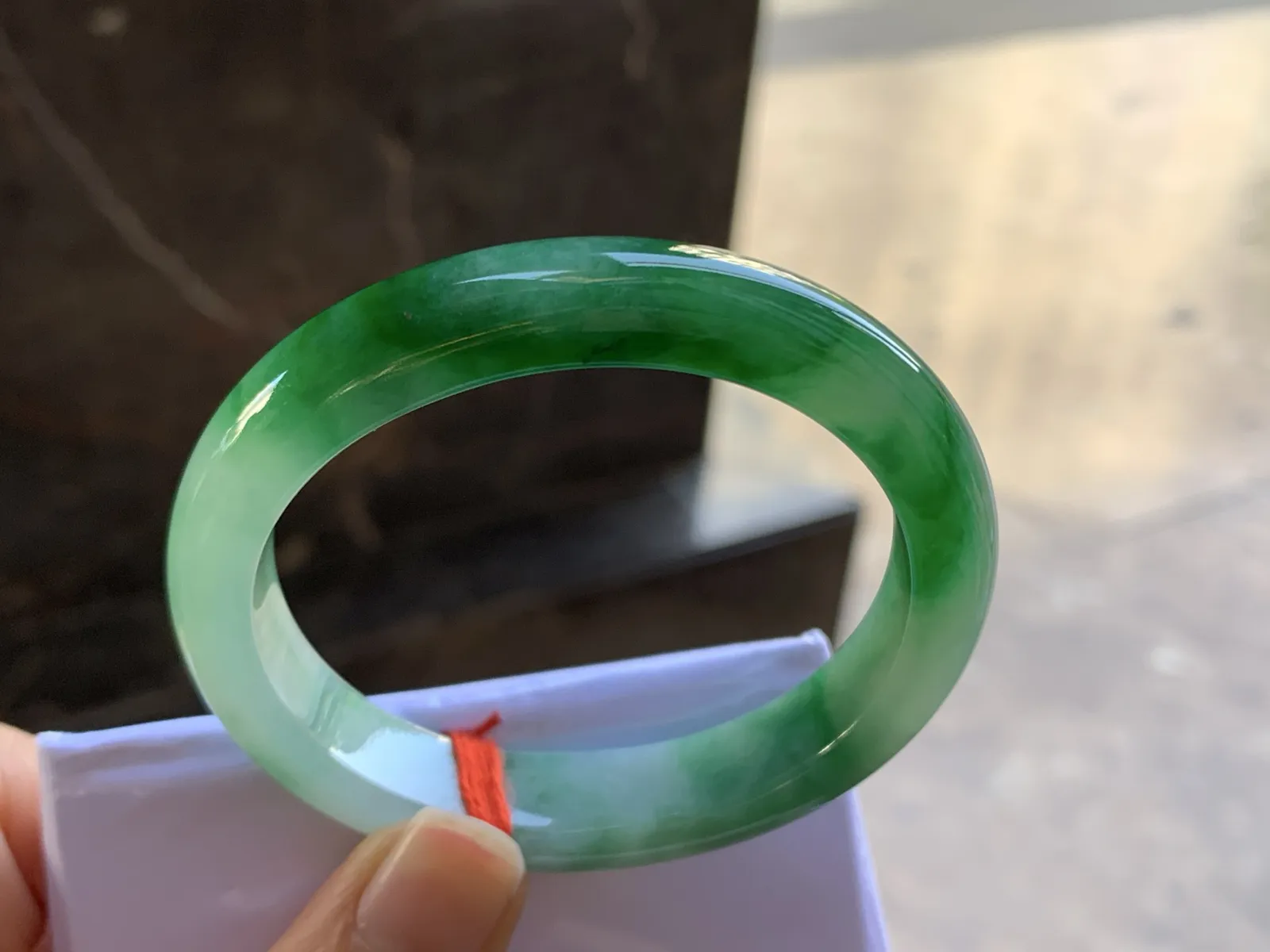 53-11.5-8

辣绿色贵妃手镯^_^浓郁 鲜艳 正圈51可以带