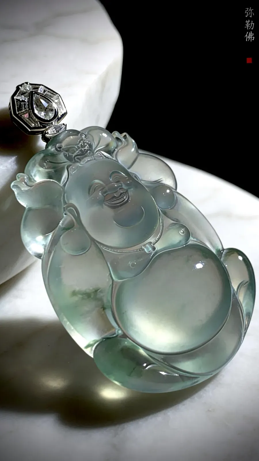 【福在眼前·福从天降·欢喜弥勒佛】，
缅甸天然翡翠，大师手工雕刻。
66.5-裸石55-38.5-12mm，41.8g，
18K金，南非钻，