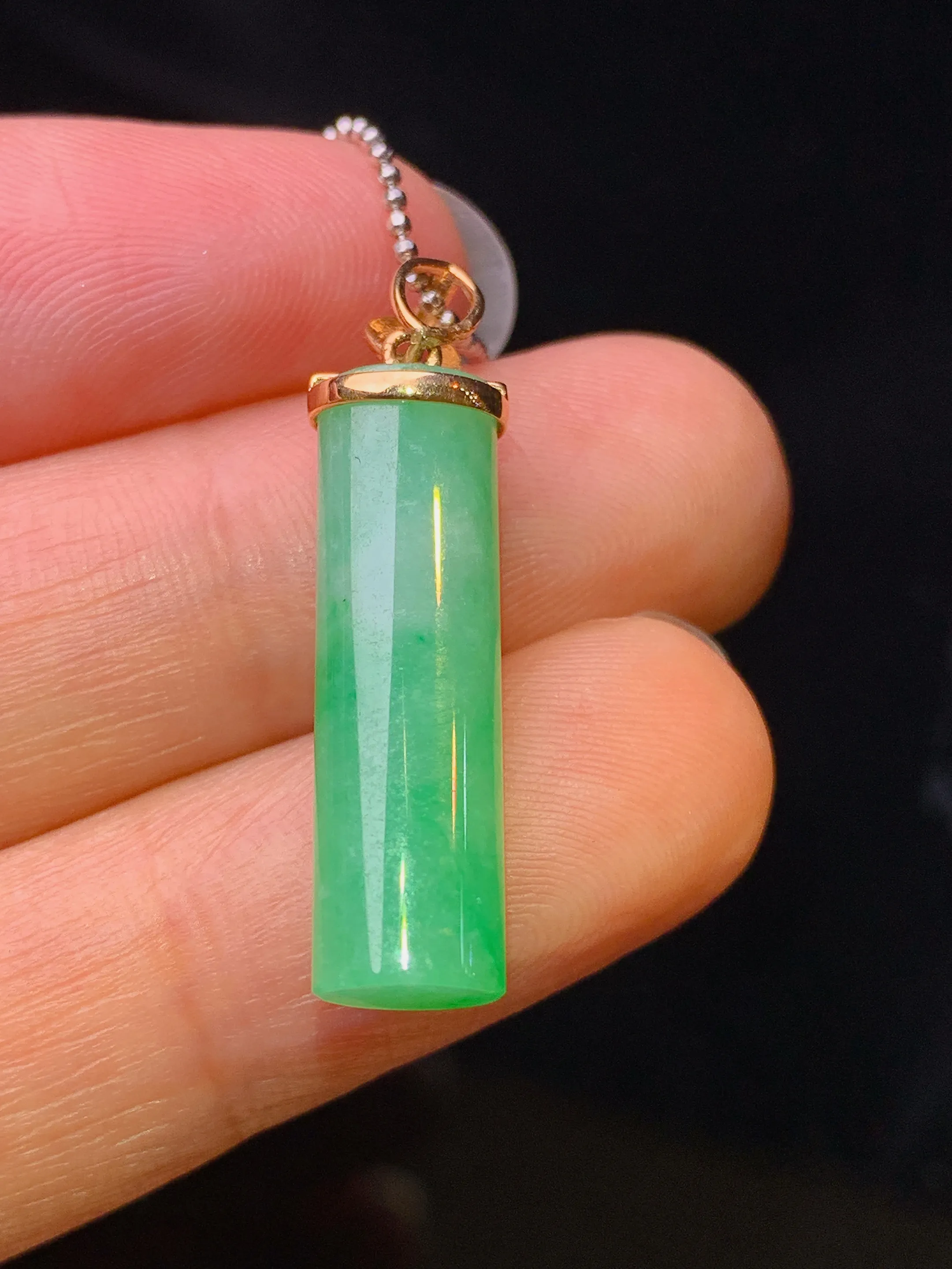 18k金镶嵌翠绿玉柱吊坠 玉质细腻 色泽艳丽清新 整体尺寸28.6*6.6*5.5