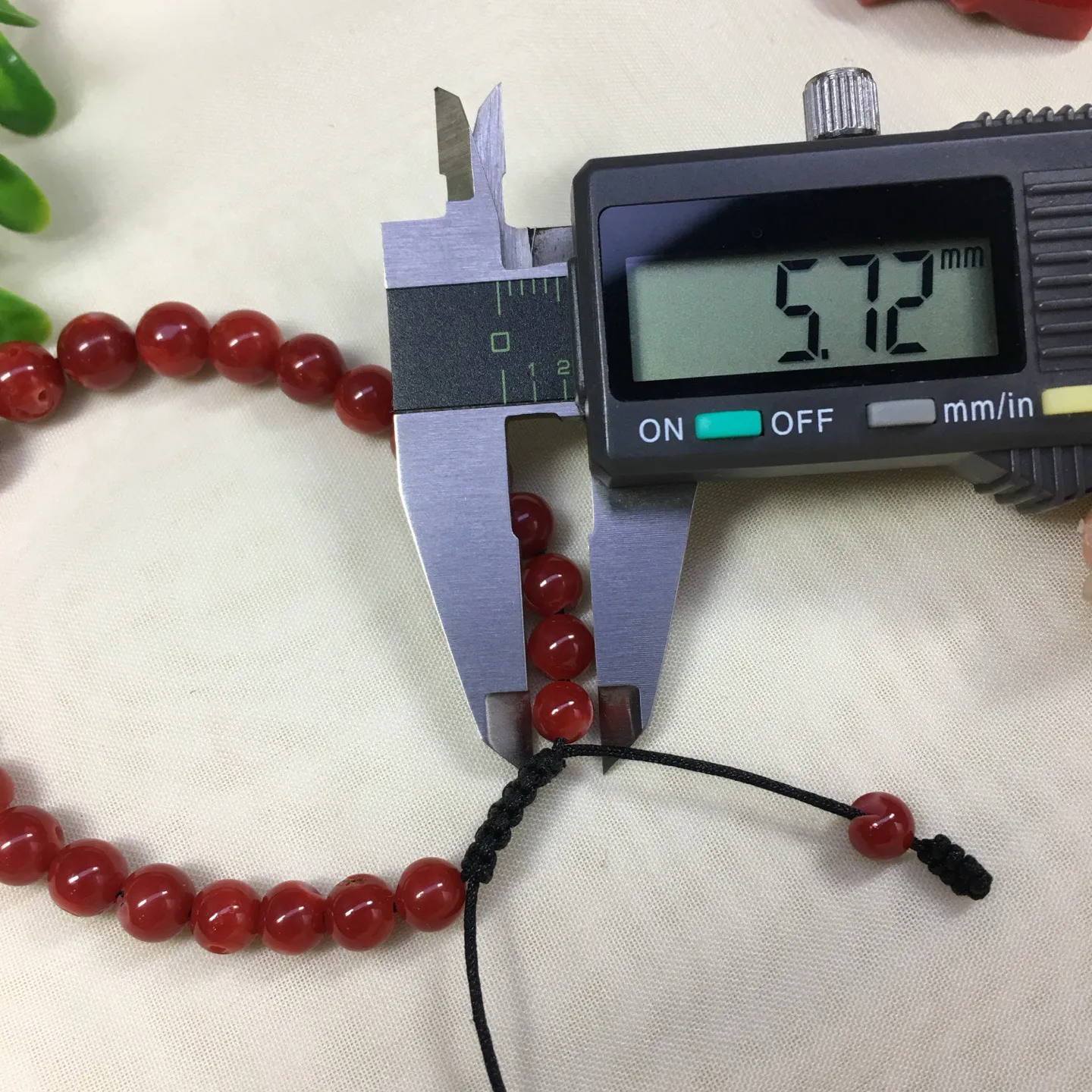 【天然日本阿卡牛血红珊瑚8.87mm圆珠单手链】难得高瓷度，日本产地，阿卡材料，整条有虫眼少白芯的阿卡圆珠。整条牛血红颜色，珠子直径8.87-5.72mm，每颗珠子均为天然的珊瑚，珊瑚自古就为佛教珍宝，深海千年有机宝石！收藏价值高、可传承重量为10.32克！实物漂亮！