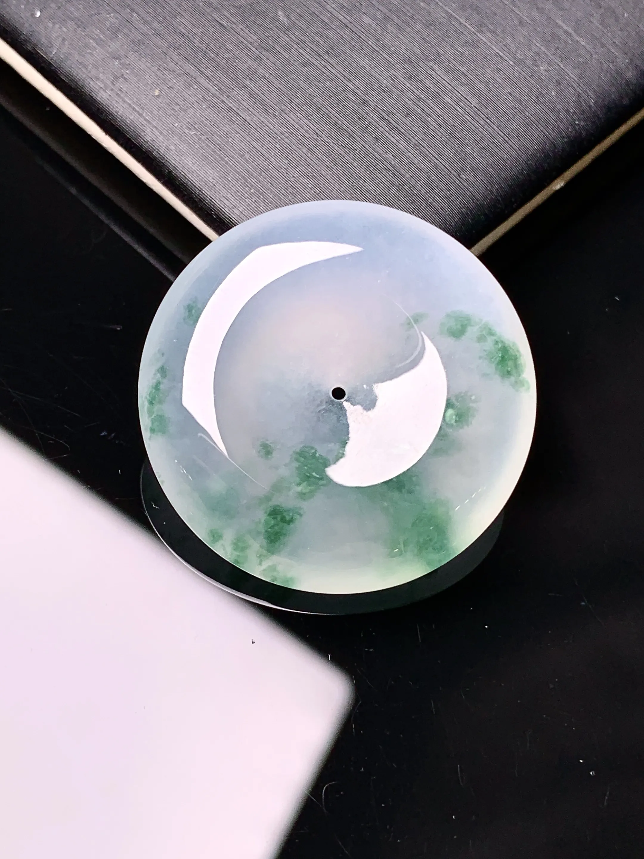 冰种飘绿平安扣吊坠 玉质细腻 色泽艳丽清新 整体尺寸26.5*6