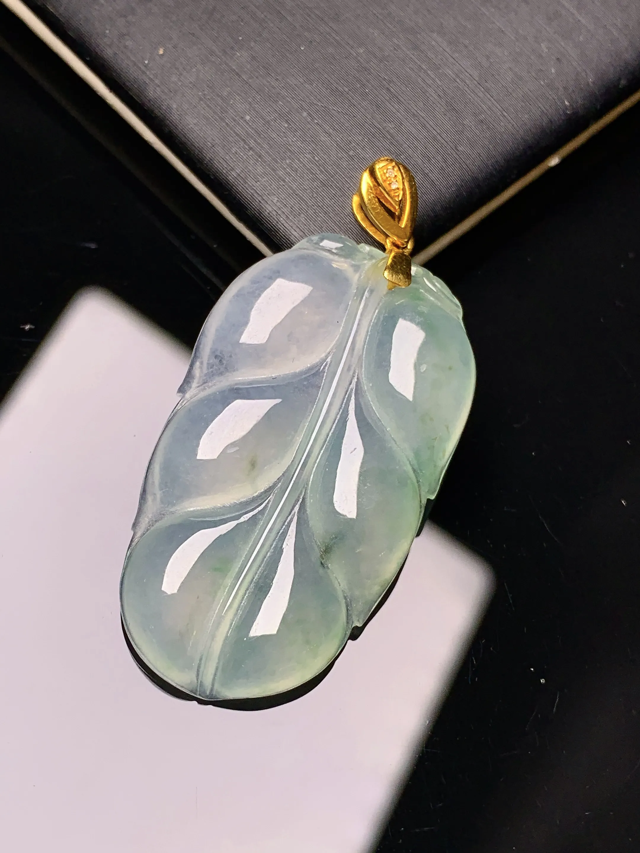 18k金镶嵌冰种树叶吊坠 玉质细腻 色泽艳丽清新 整体尺寸39.3*19*4