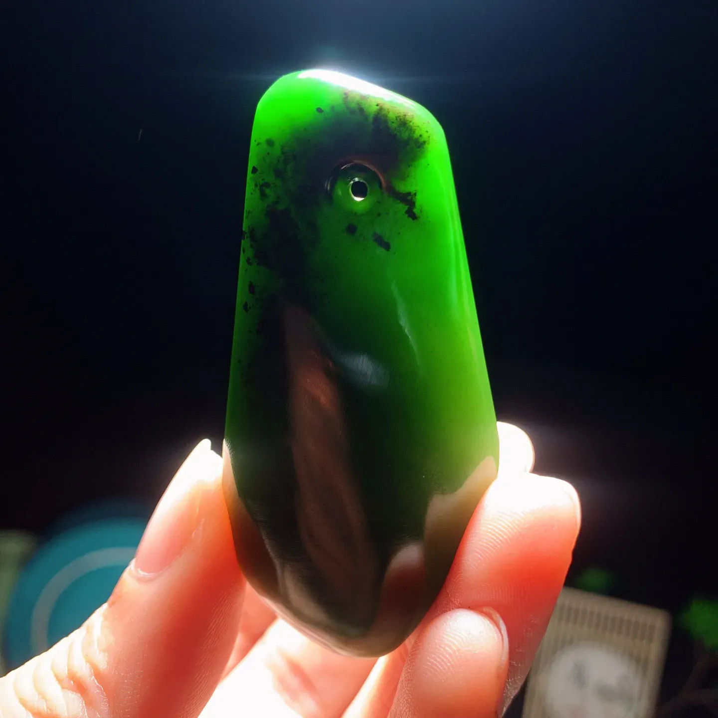 和田玉菠菜绿红皮料俄罗斯碧玉随型挂件 尺寸64/30/12重36克 玉质细腻油润。手推出油品相大气。250109