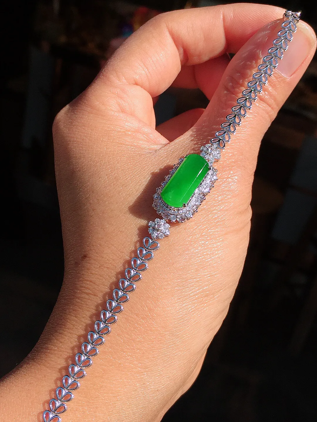 阳绿无事牌手链，色泽均匀艳丽，玉质细腻，荧光感超
强，饱满圆润，尽显优雅气质，18k
金豪华镶嵌