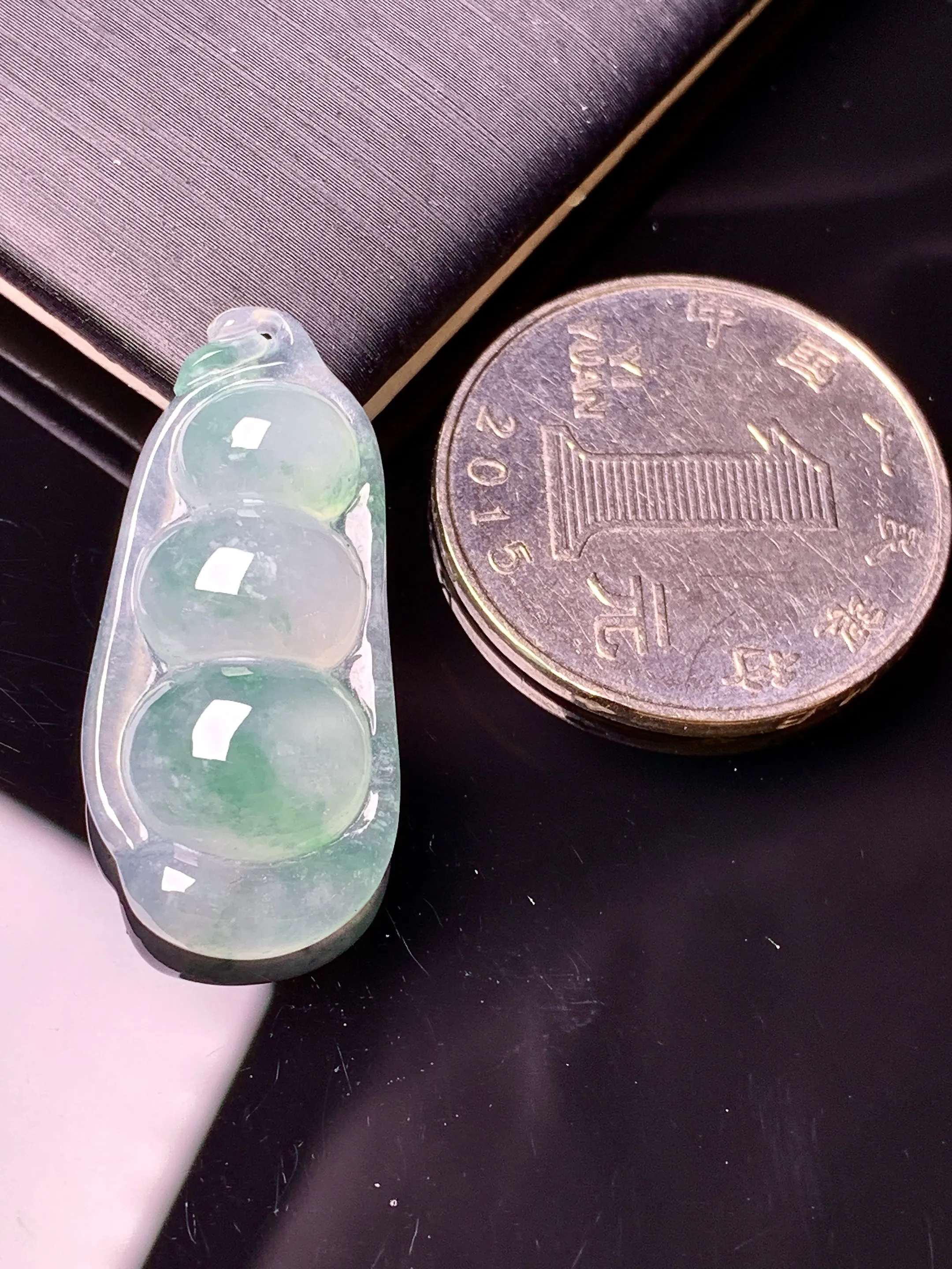 冰种飘绿四季豆吊坠 玉质细腻 色泽艳丽清新 整体尺寸29.2*13.8*6.2