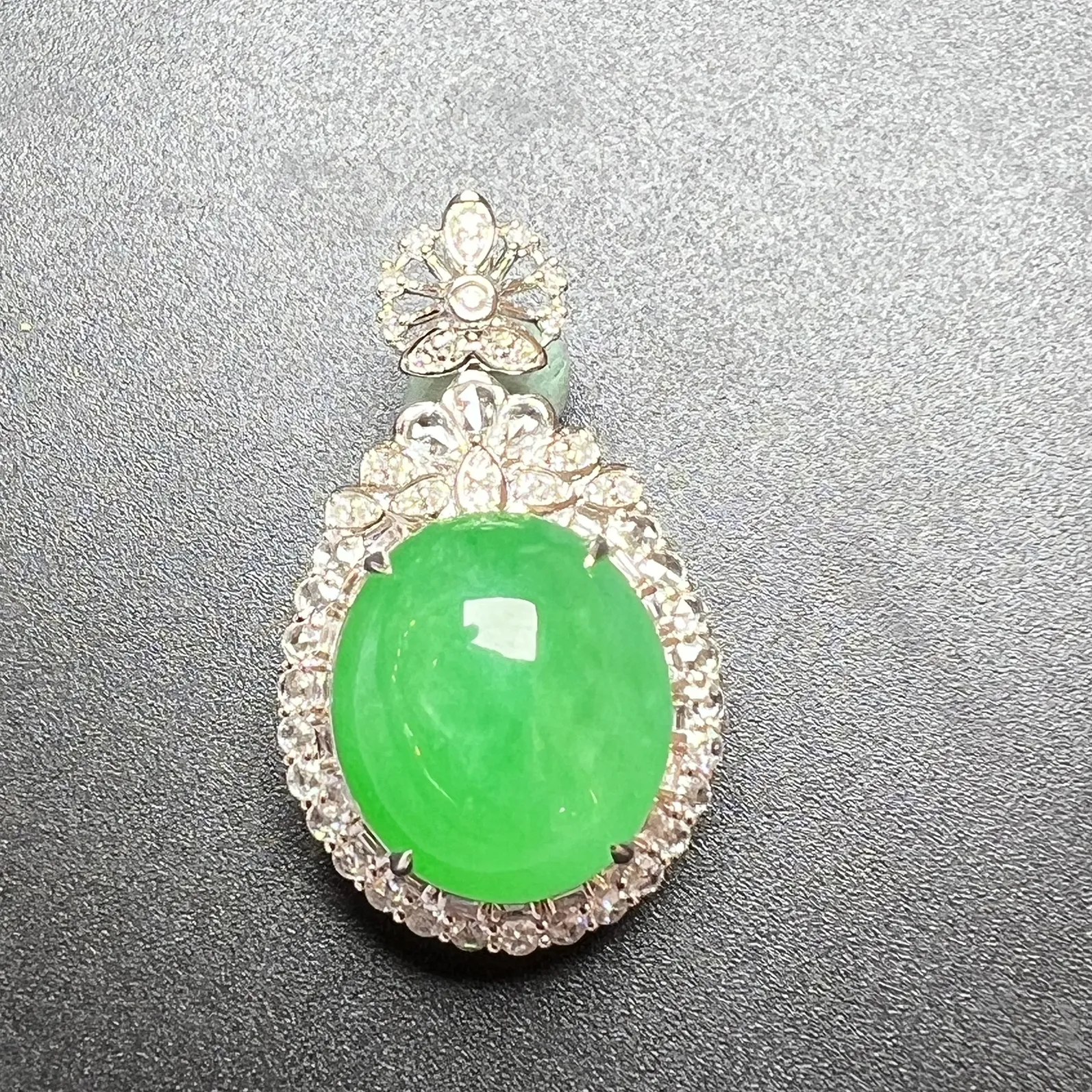 满绿双用款戒指+坠种好饱满，整体尺寸32.1*18.8*16.7 祼石尺寸15.5*13.5*6.5