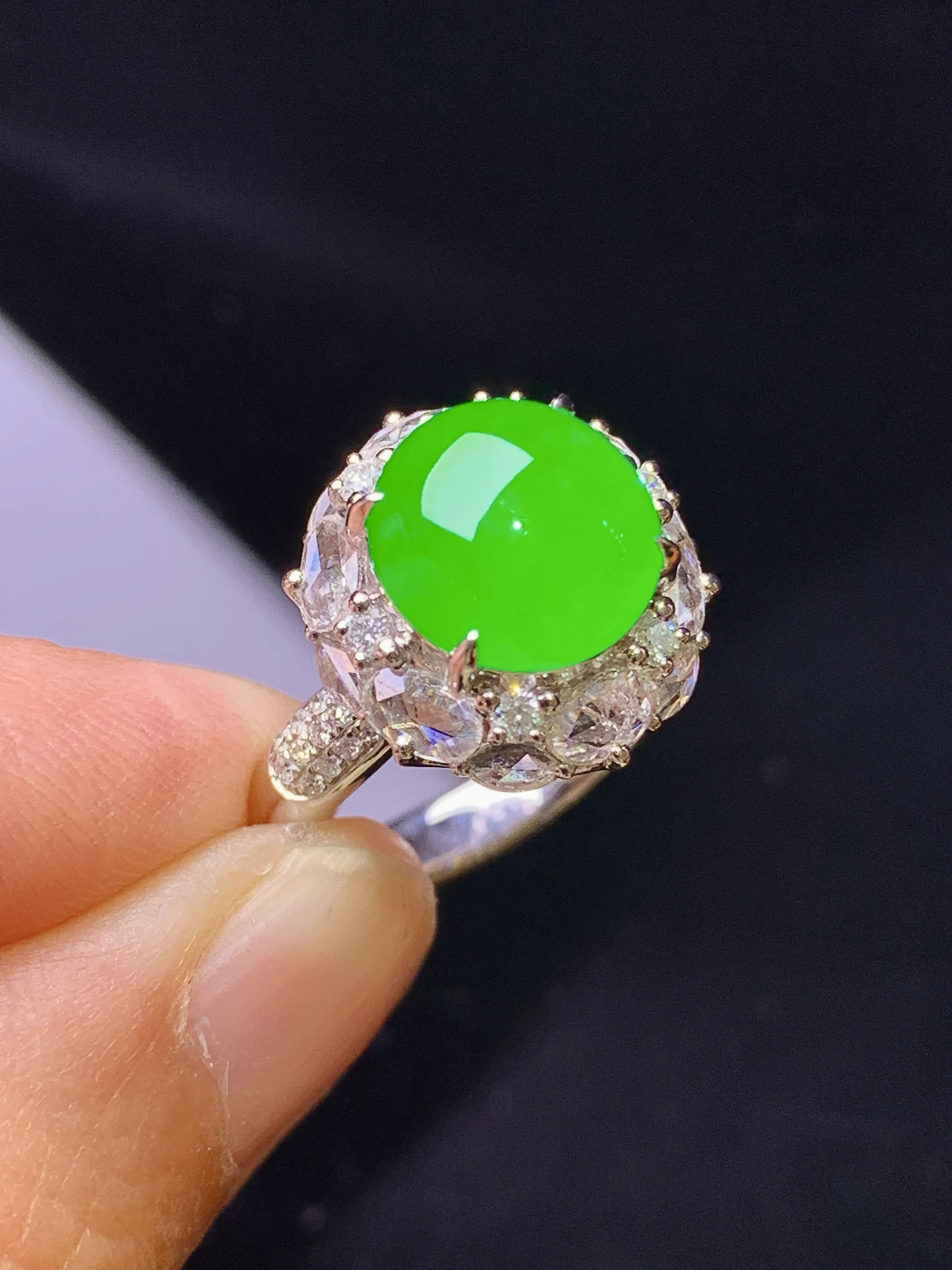 18k金钻镶嵌满绿蛋面戒指 玉质细腻 色泽艳丽清新 圈口14 整体尺寸15*14*12.3