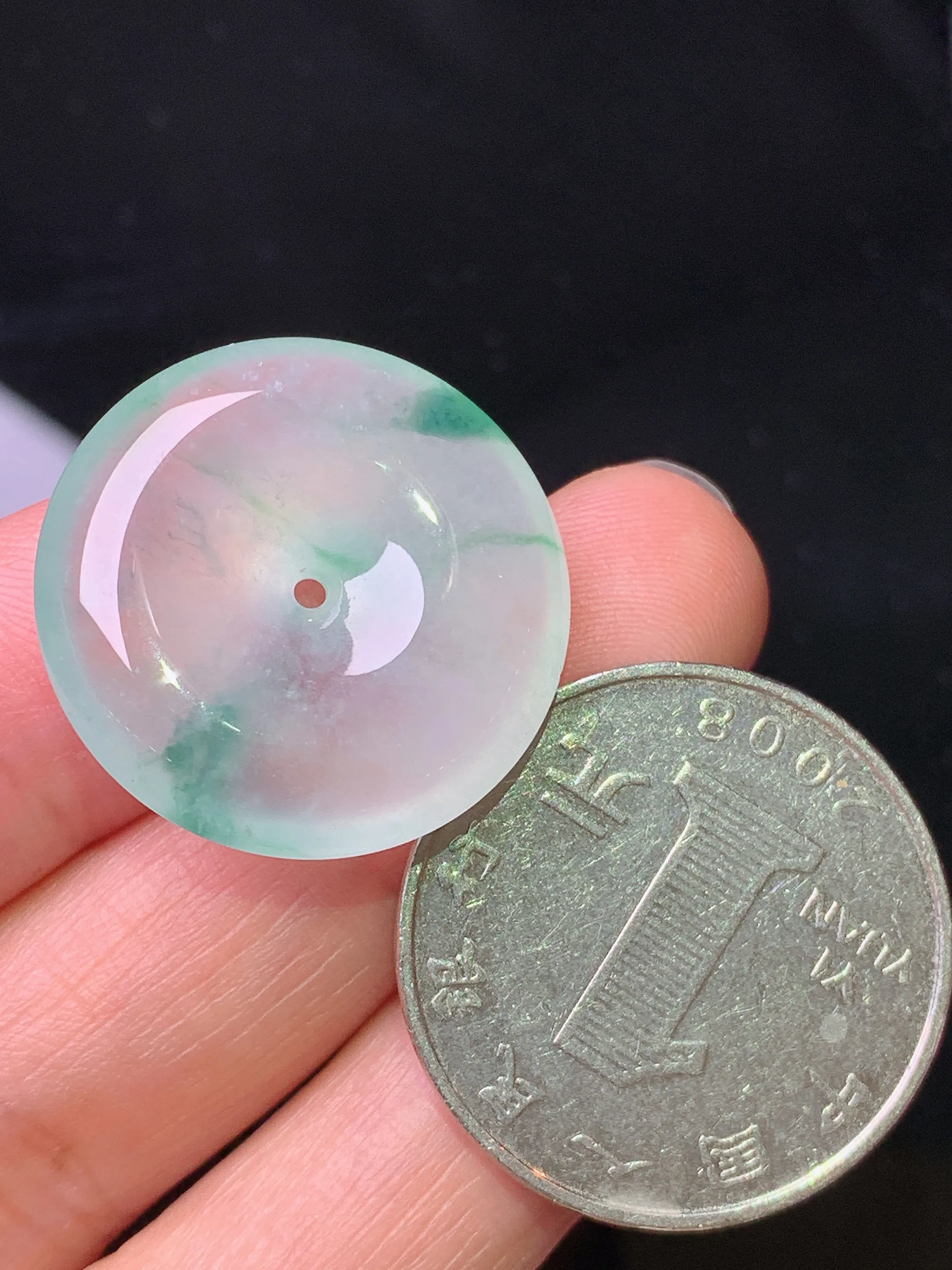 冰种飘绿平安扣吊坠 玉质细腻 色泽艳丽清新 整体尺寸23.2*6