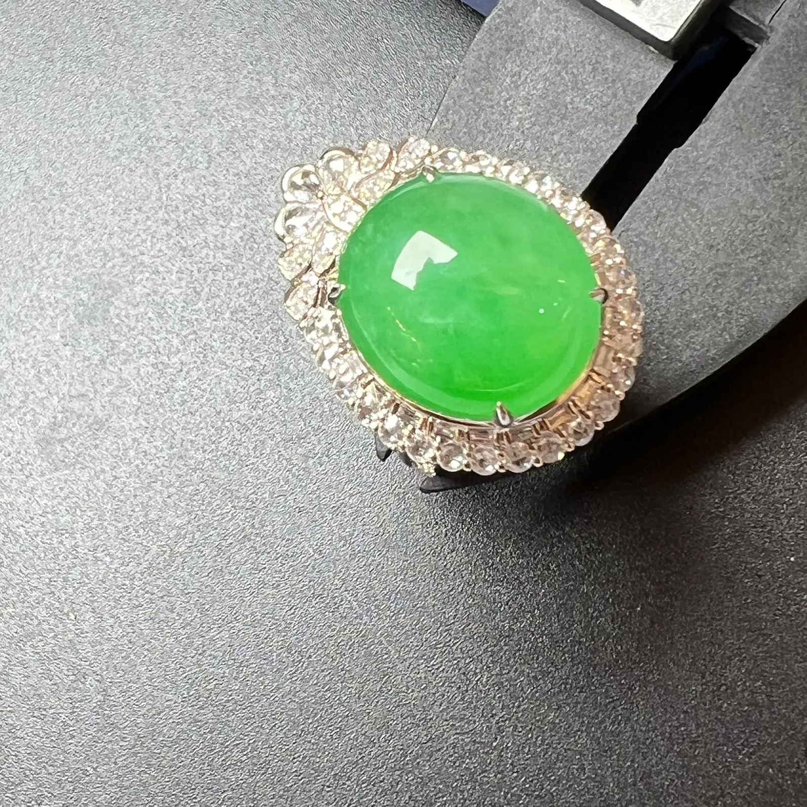 满绿双用款戒指+坠种好饱满，整体尺寸32.1*18.8*16.7 祼石尺寸15.5*13.5*6.5