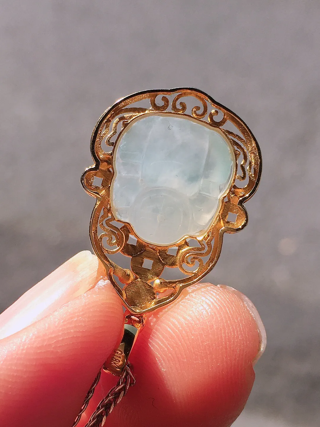 冰种貔貅吊坠，玉质细腻，荧光感超
强，饱满圆润，尽显优雅气质，18k
金豪华镶嵌