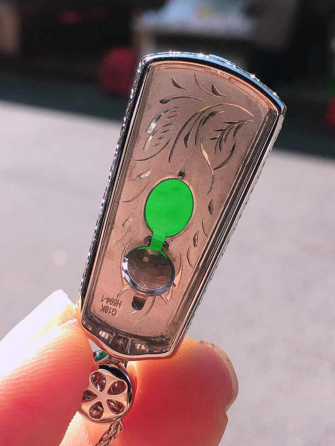 阳绿无事牌吊坠，色泽均匀艳丽，玉质细腻，荧光感超
强，饱满圆润，尽显优雅气质，18k
金豪华镶嵌