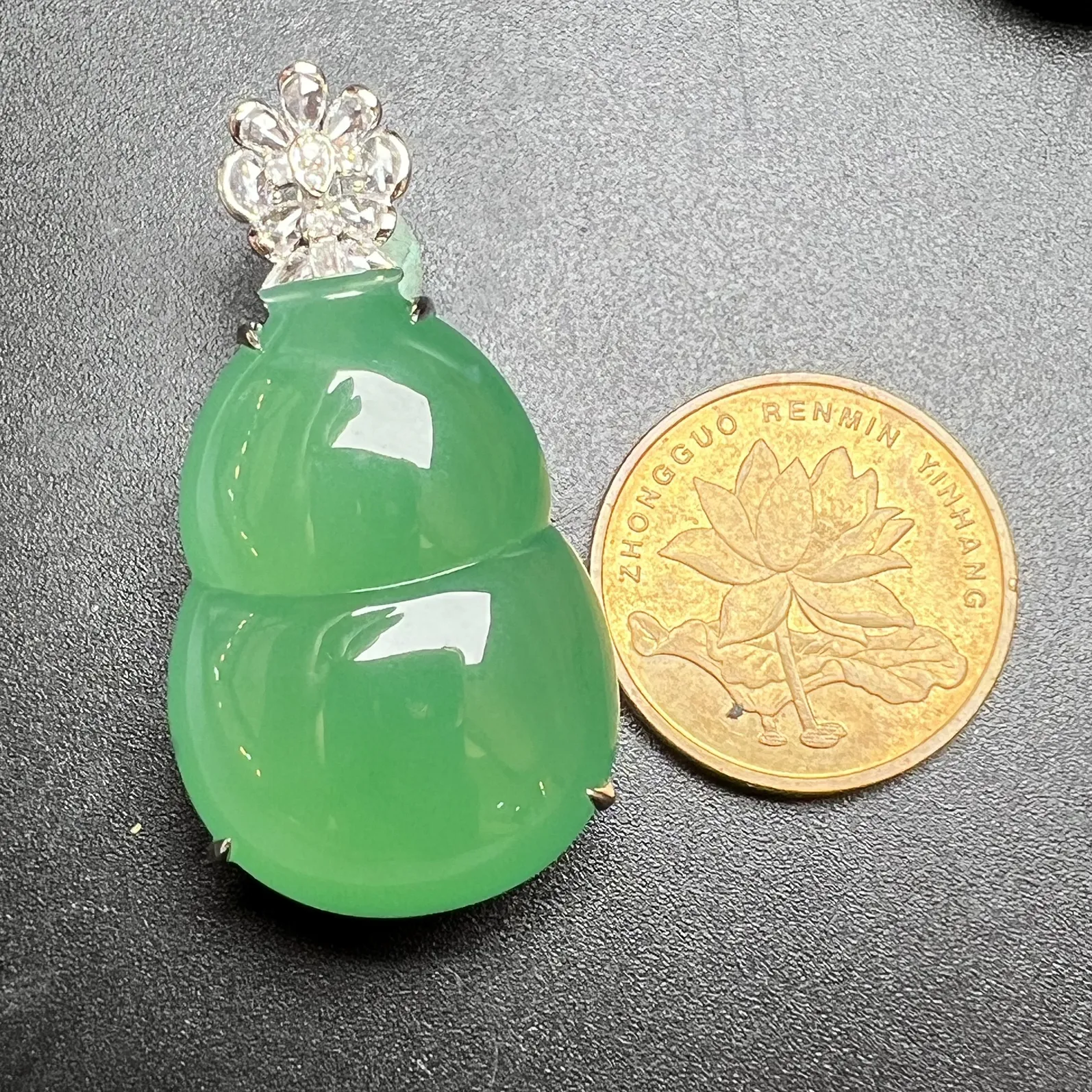 满色大葫芦底装干净，均匀起光，整体尺寸38.5*19.6*12.9 裸石尺寸28.2*19.6*8.255