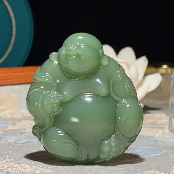 收藏级！和田玉粉青俄罗斯碧玉佛引福来把件 尺寸51/44/14重48克。无裂无杂无结构 玉质细腻油润