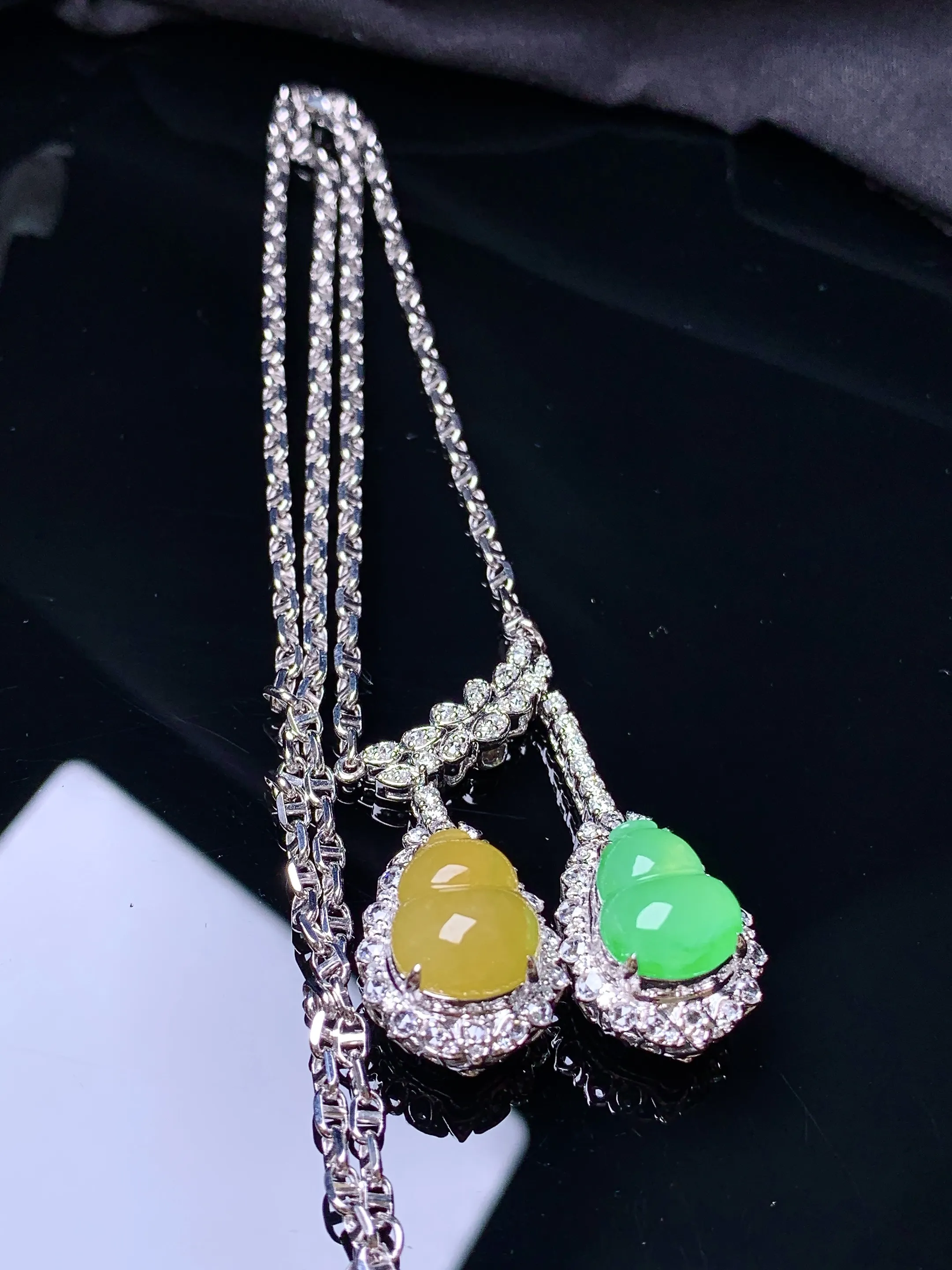 18k金钻镶嵌黄绿葫芦戒指项链 玉质细腻 色泽艳丽清新 整体尺寸35.6*13*11.2