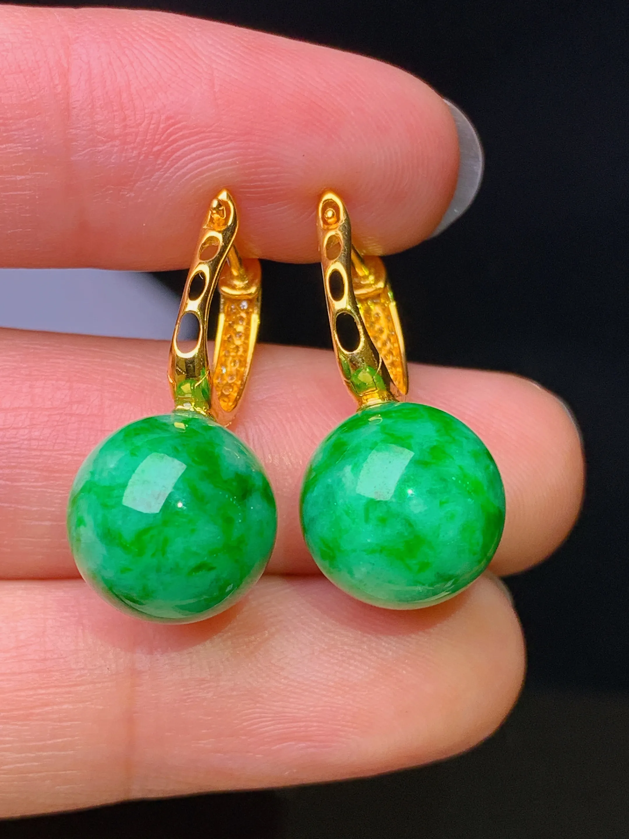 18k金钻镶嵌翠绿圆珠耳钉 玉质细腻 色泽艳丽清新 整体尺寸24*11.3