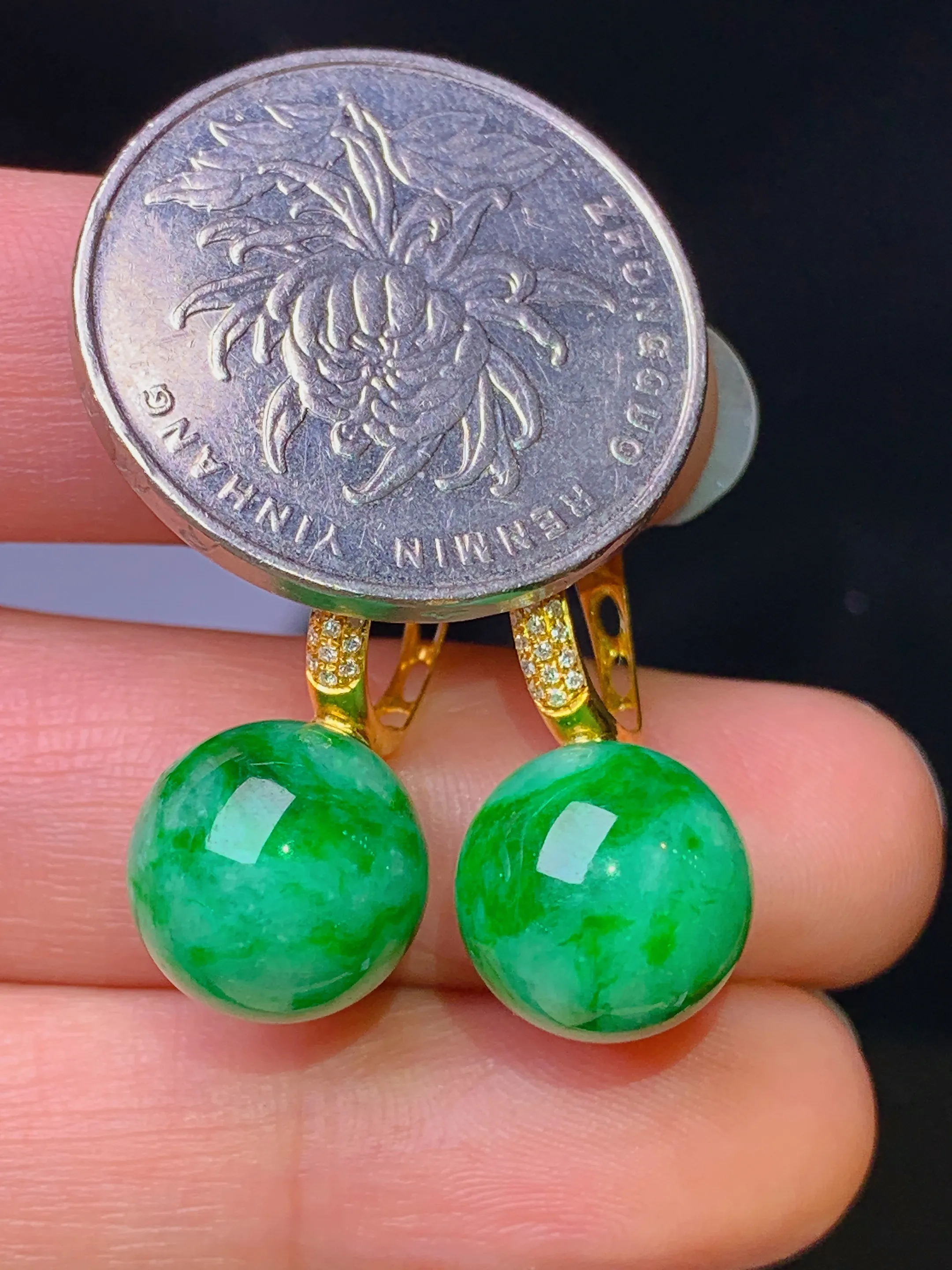 18k金钻镶嵌翠绿圆珠耳钉 玉质细腻 色泽艳丽清新 整体尺寸24*11.3