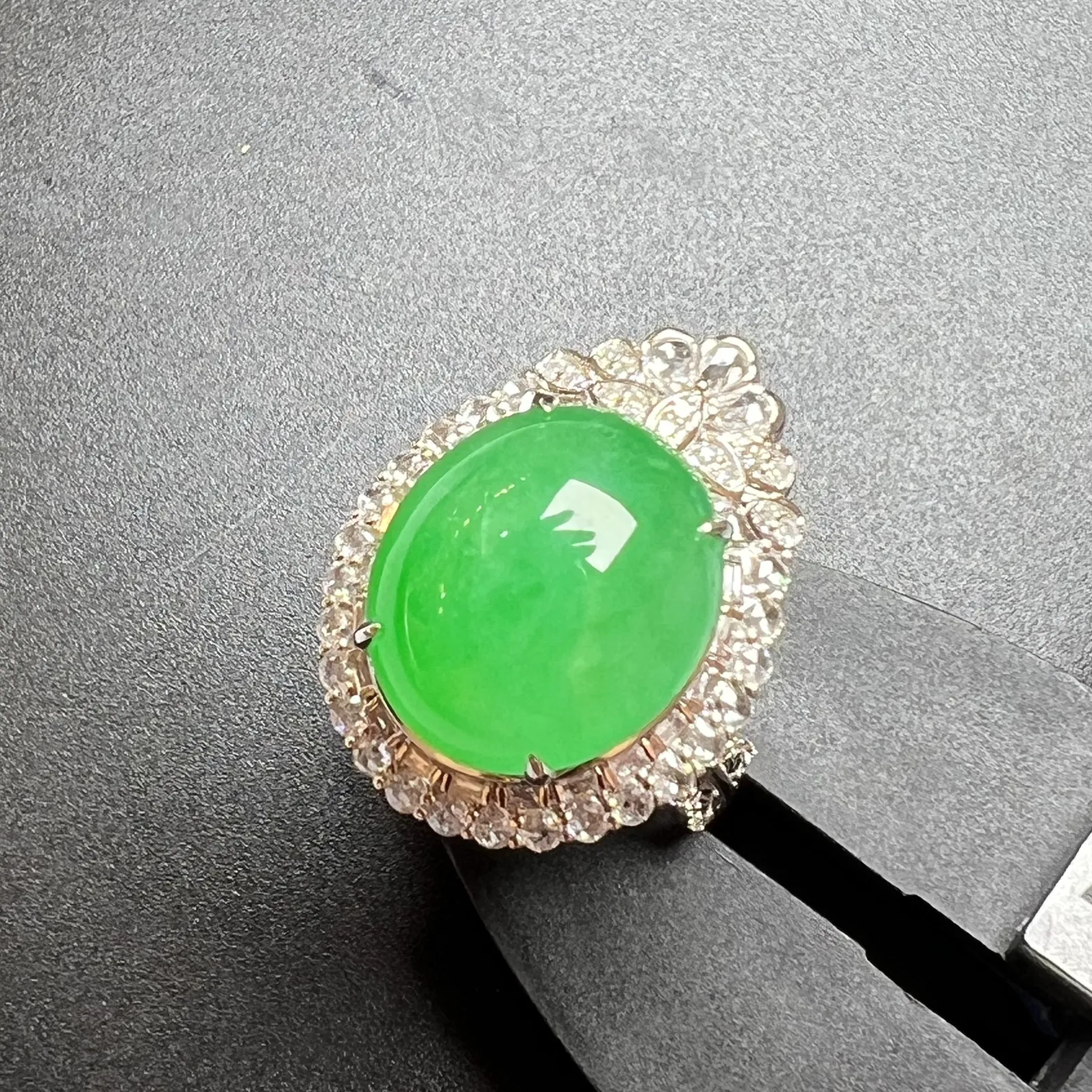 满绿双用款戒指+坠种好饱满，整体尺寸32.1*18.8*16.7 祼石尺寸15.5*13.5*6.5