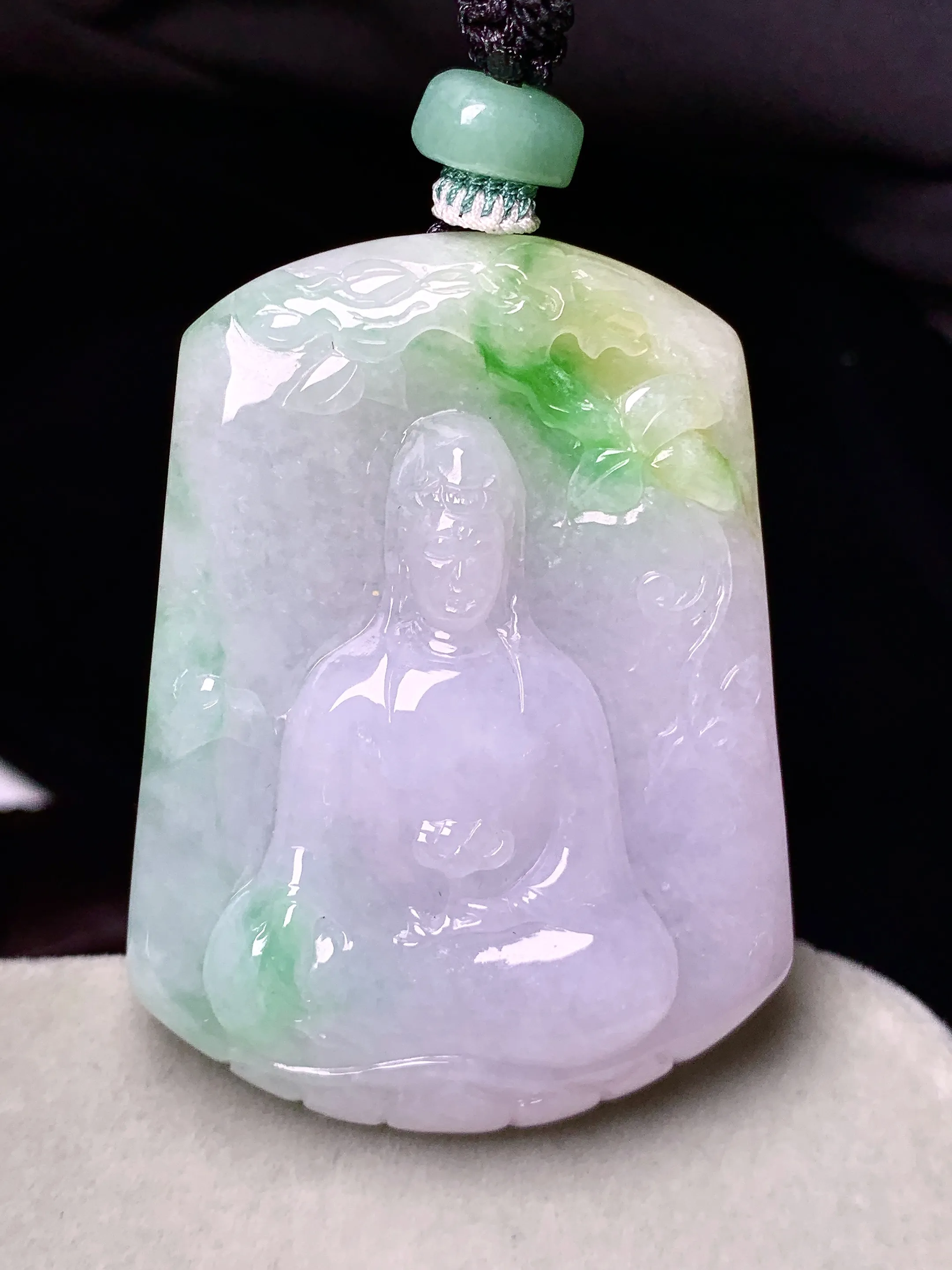 飘黄绿观音菩萨吊坠 玉质细腻 色泽艳丽清新 整体尺寸54.2*40.8*9.8