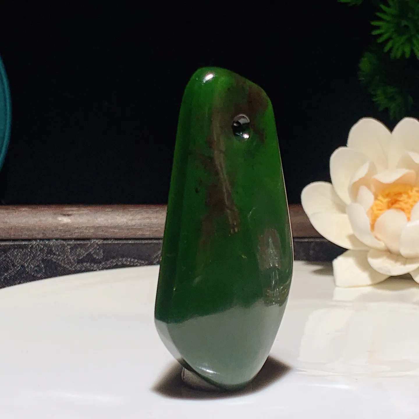 和田玉菠菜绿红皮料俄罗斯碧玉随型挂件 尺寸64/30/12重36克 玉质细腻油润。手推出油品相大气。